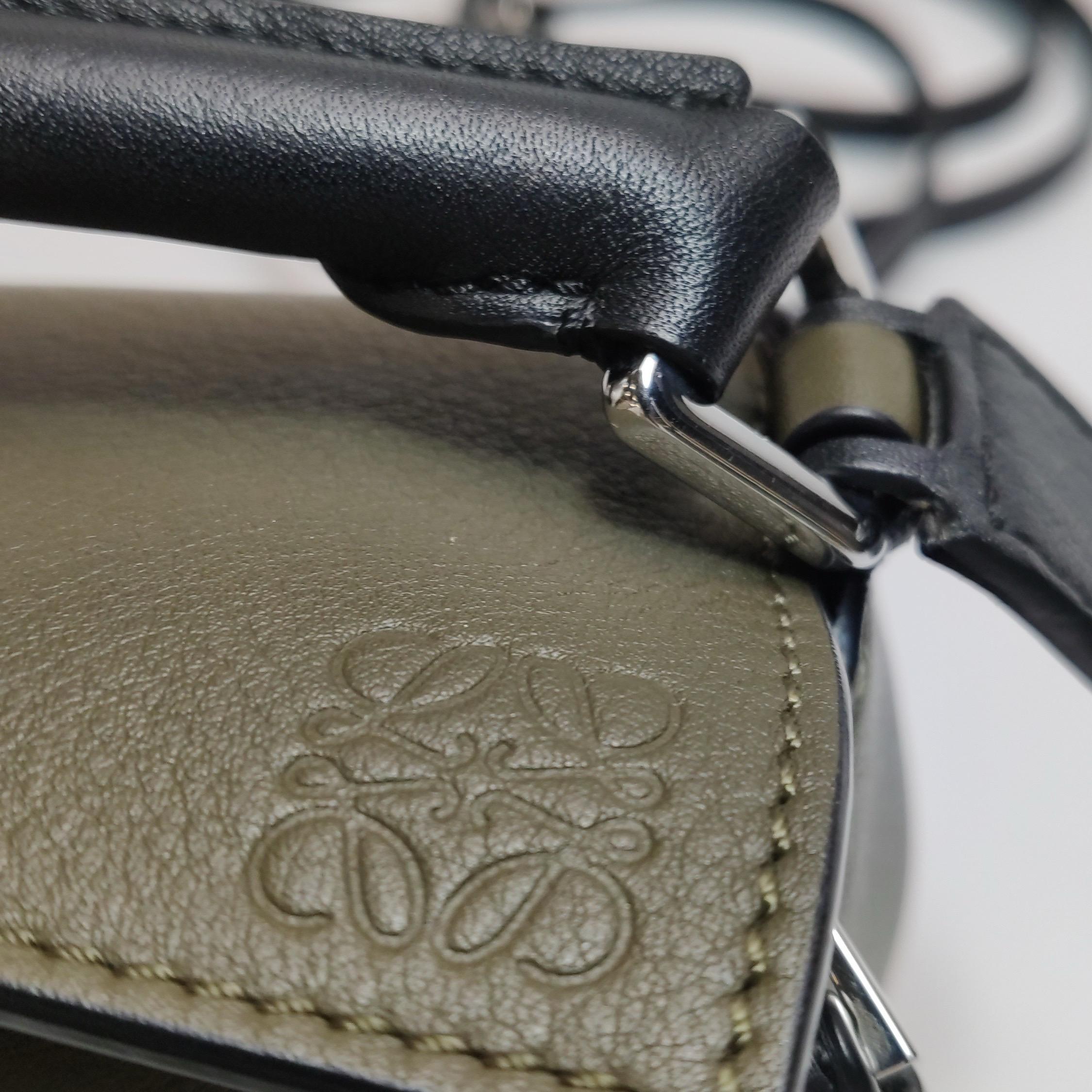Loewe Puzzle Mini Borsa a tracolla in pelle di vitello Herbarium verde oliva in vendita 12