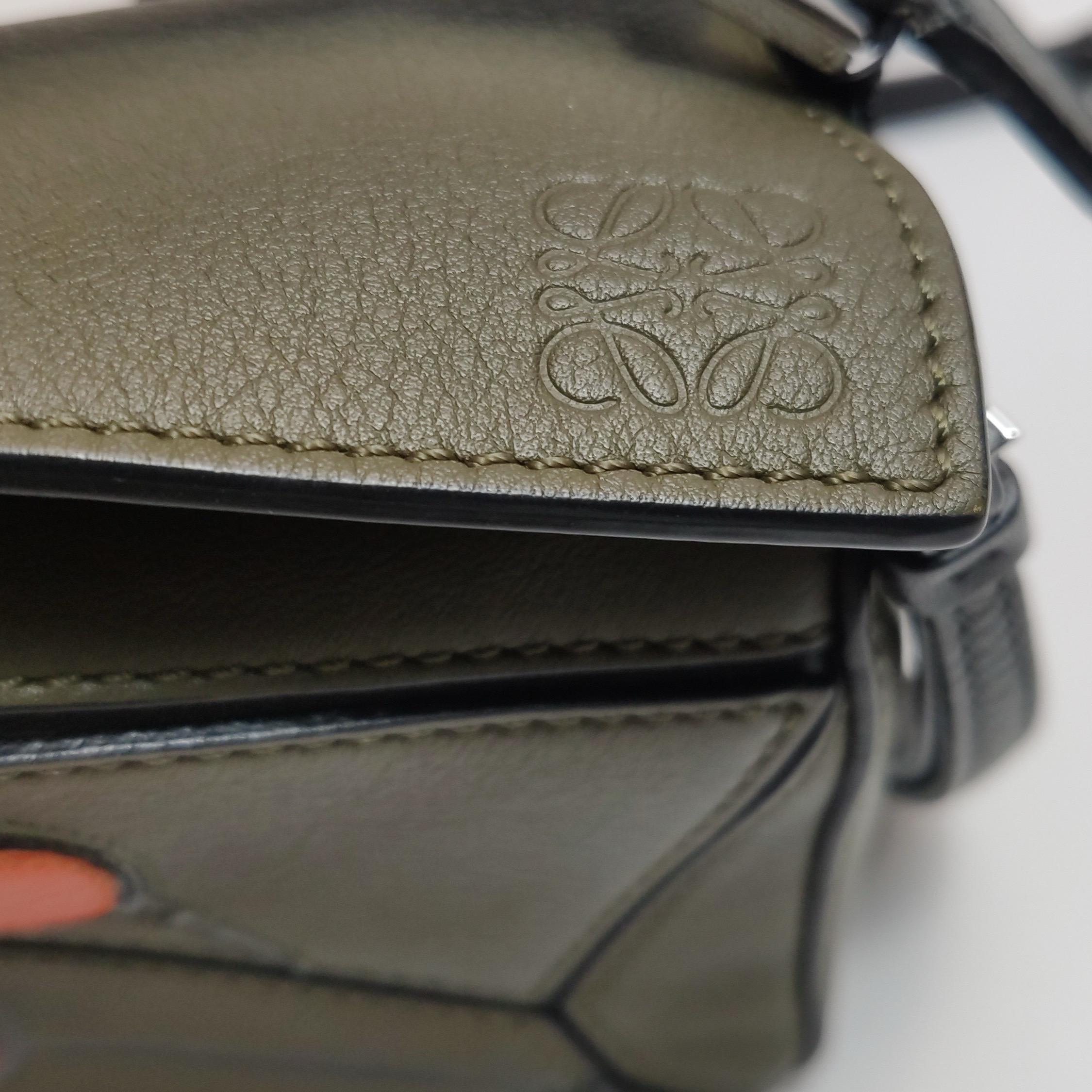 Loewe Puzzle Mini Borsa a tracolla in pelle di vitello Herbarium verde oliva in vendita 14