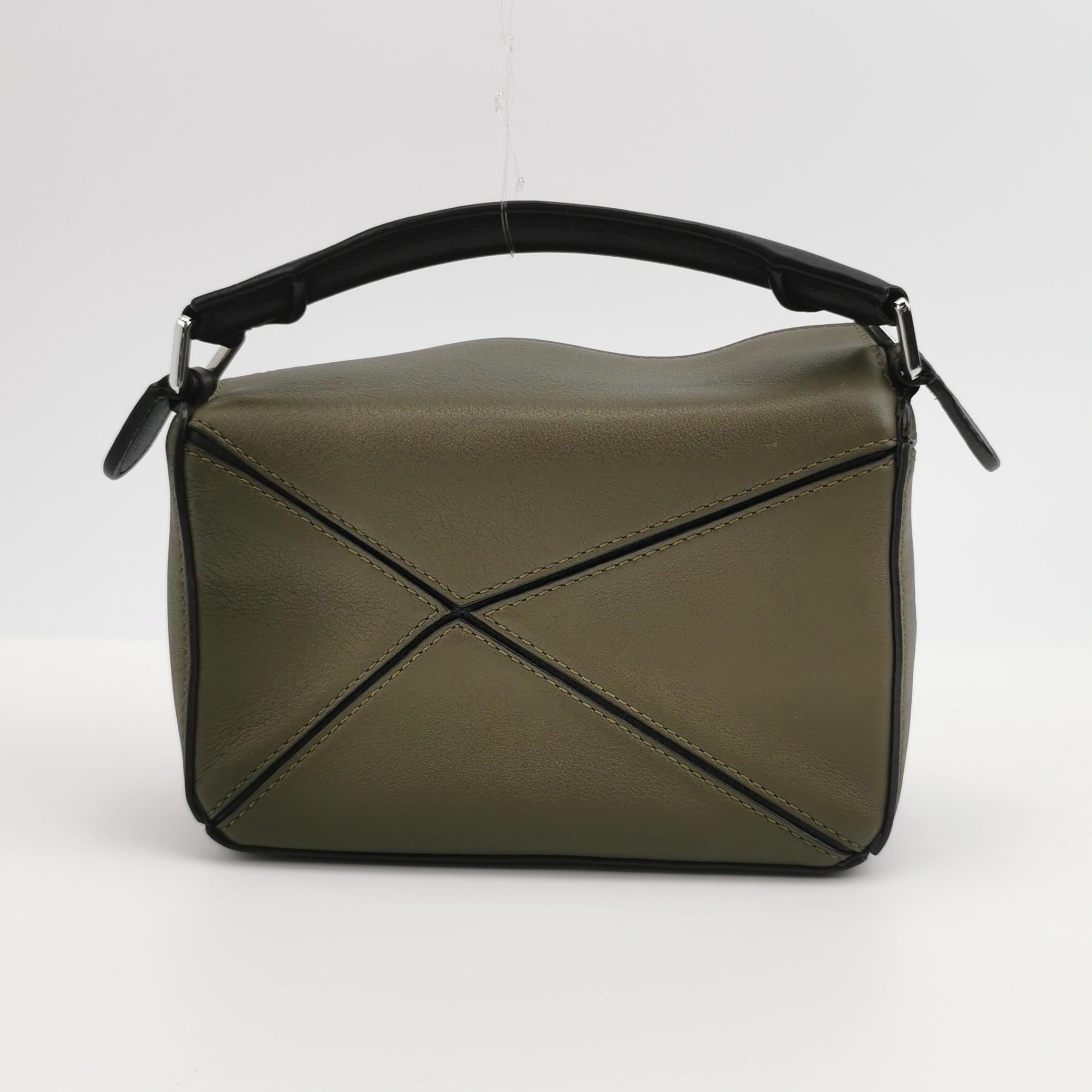 Nero Loewe Puzzle Mini Borsa a tracolla in pelle di vitello Herbarium verde oliva in vendita