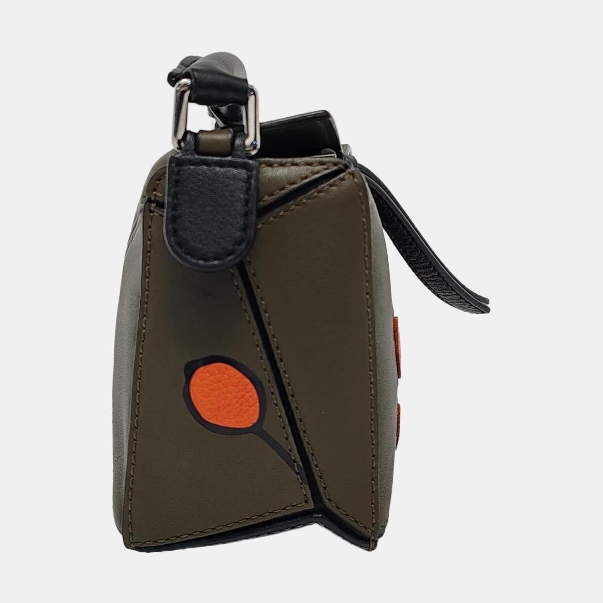 Loewe Puzzle Mini Borsa a tracolla in pelle di vitello Herbarium verde oliva In condizioni ottime in vendita a AUBERVILLIERS, FR