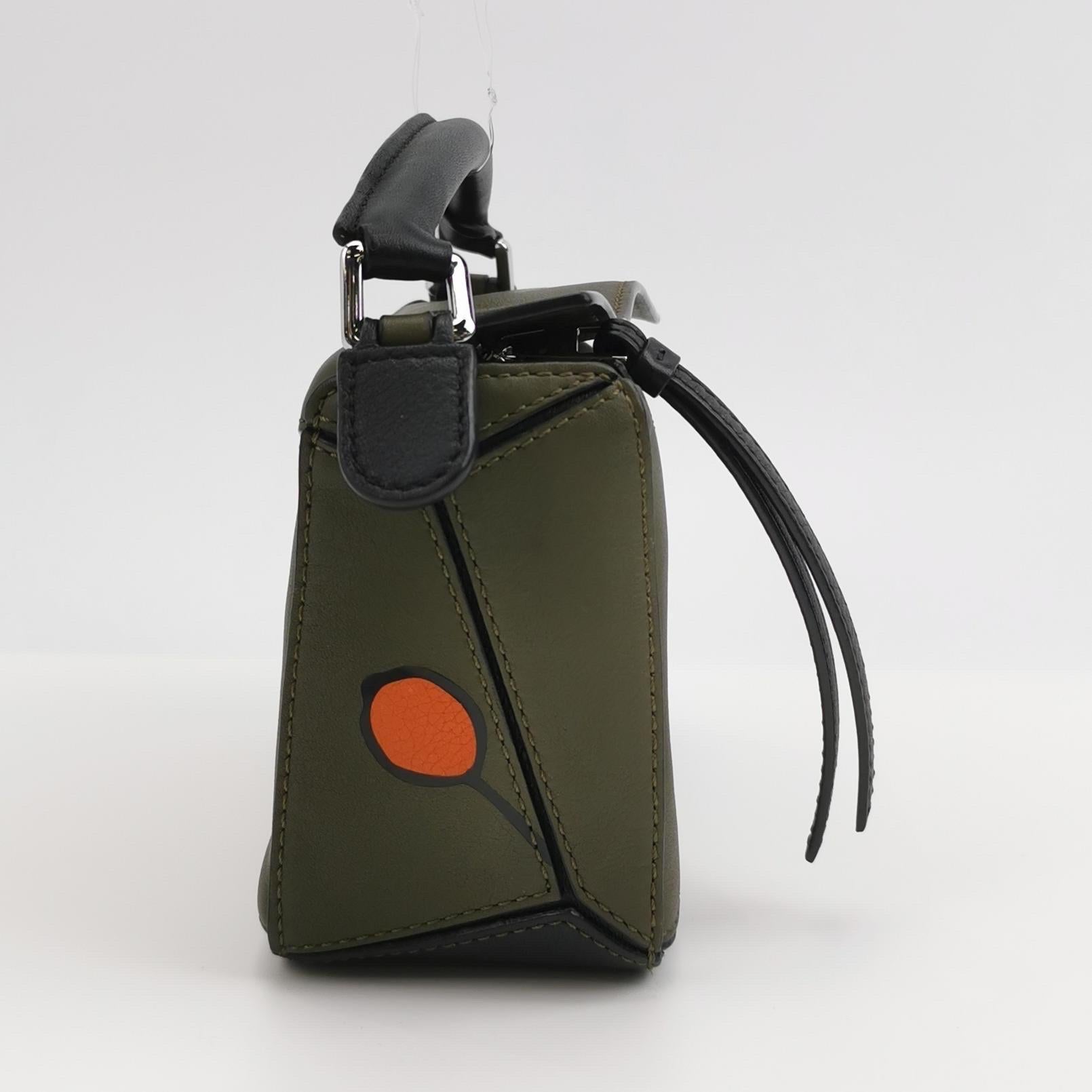 Loewe Puzzle Mini Borsa a tracolla in pelle di vitello Herbarium verde oliva In condizioni ottime in vendita a AUBERVILLIERS, FR