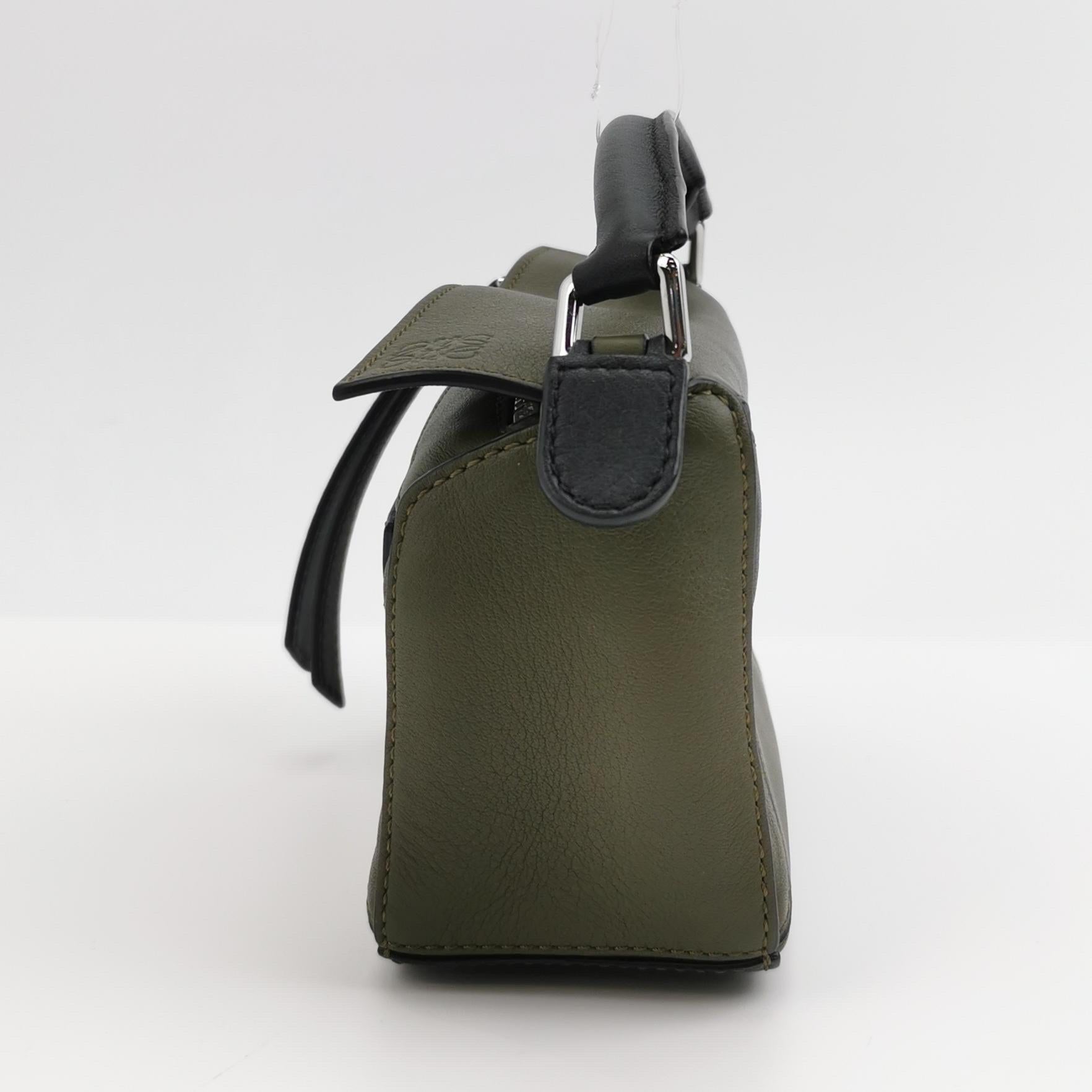 Donna Loewe Puzzle Mini Borsa a tracolla in pelle di vitello Herbarium verde oliva in vendita