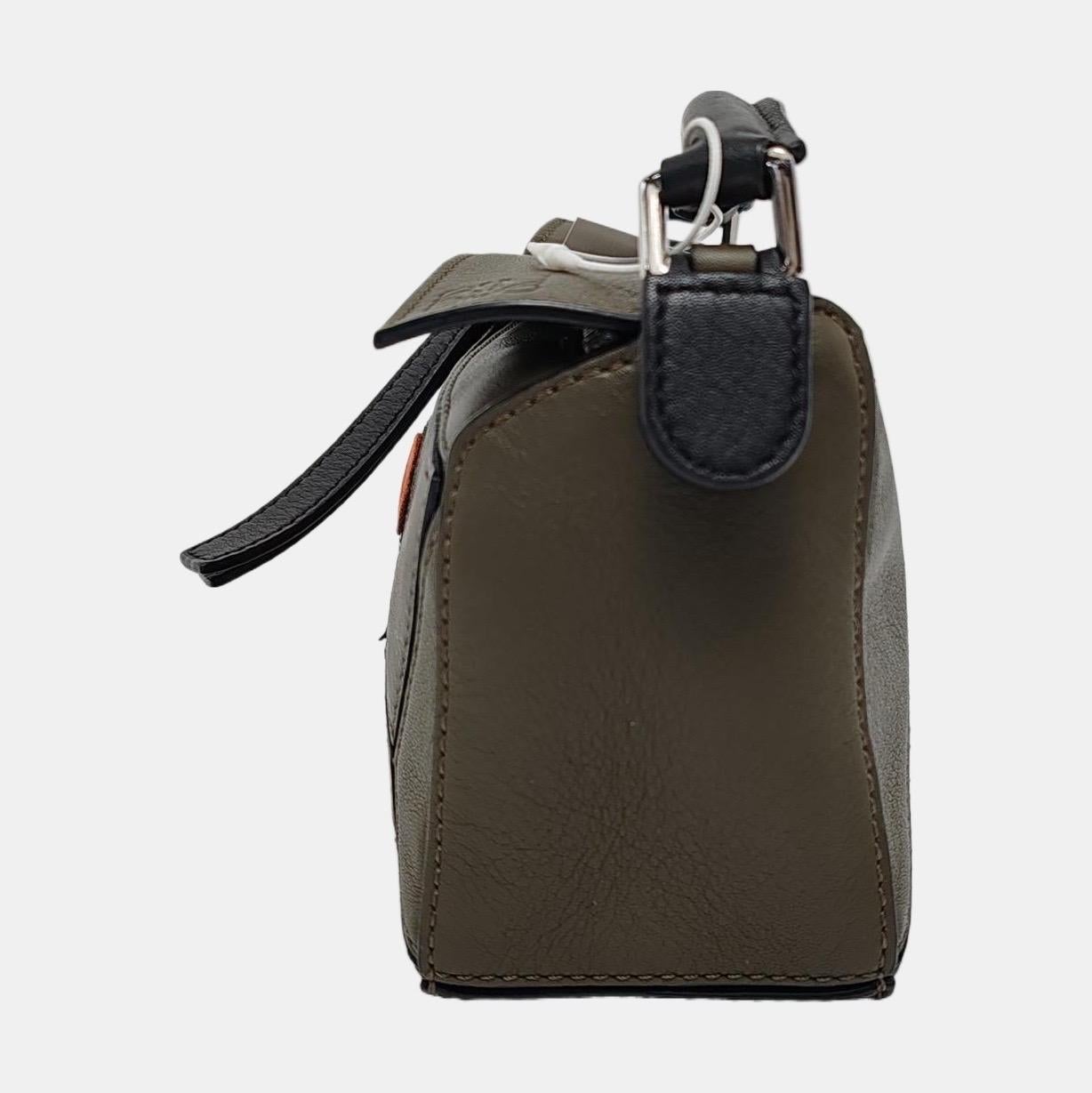 Loewe Puzzle Mini Borsa a tracolla in pelle di vitello Herbarium verde oliva in vendita 1