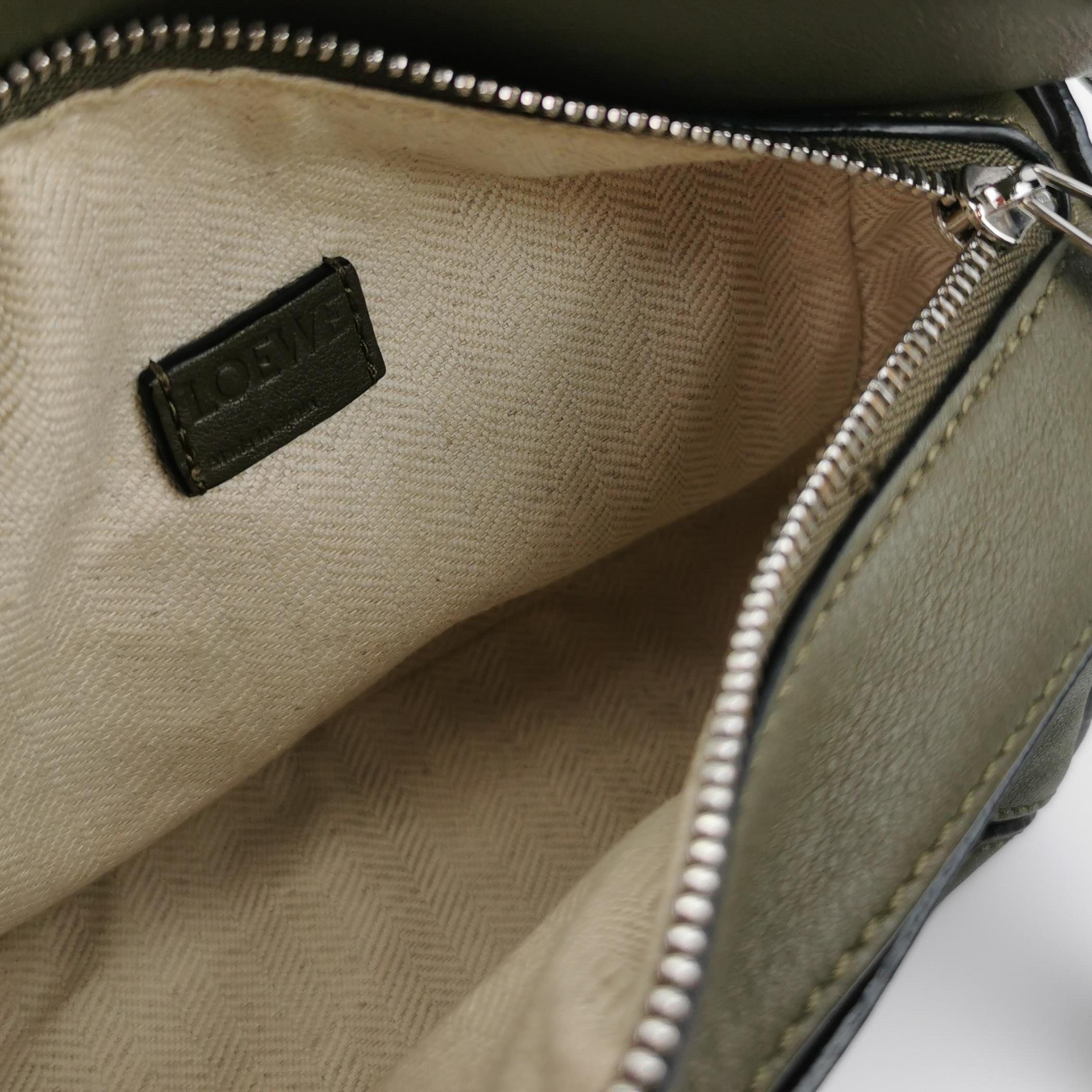 Loewe Puzzle Mini Borsa a tracolla in pelle di vitello Herbarium verde oliva in vendita 2