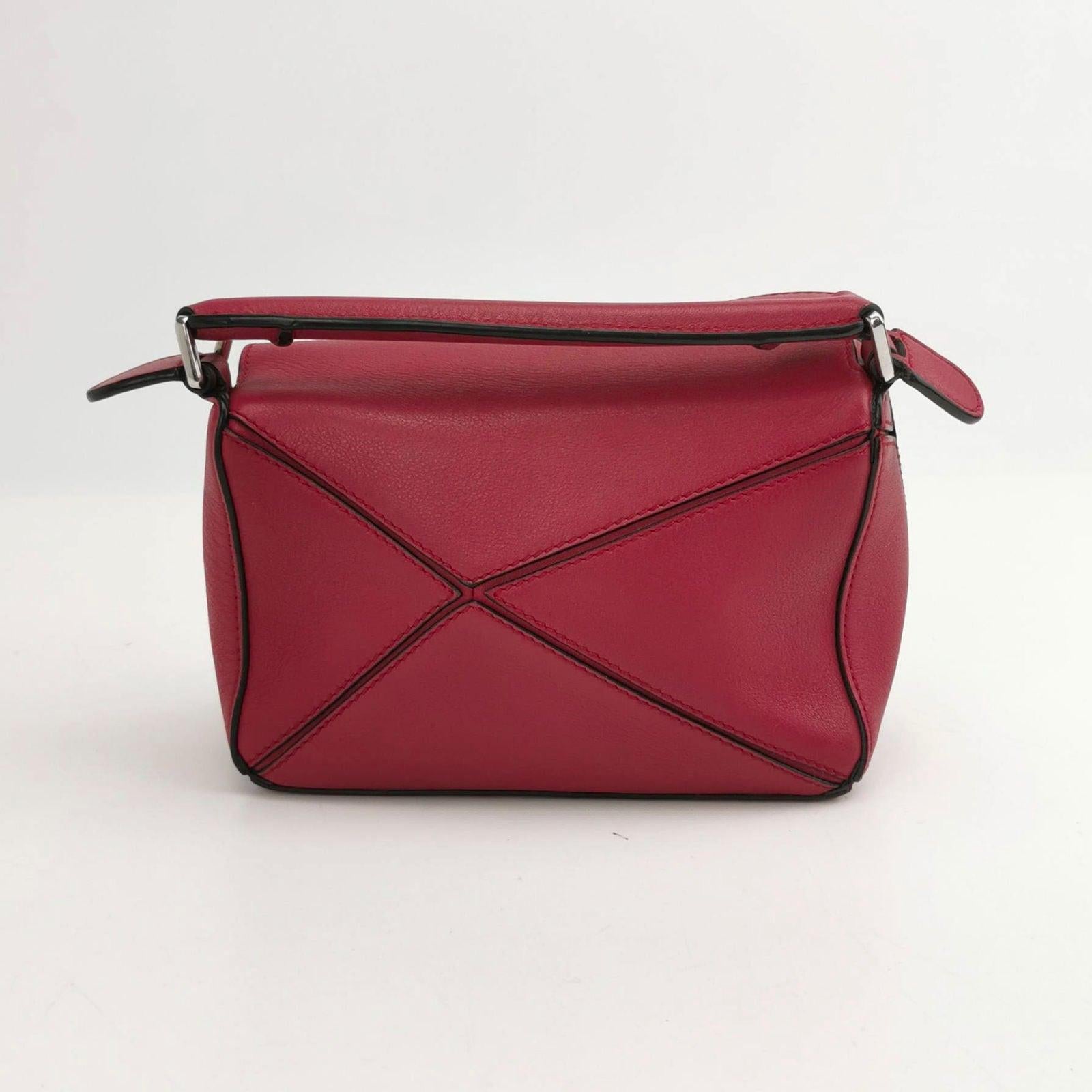 Loewe Puzzle Mini Red Calfskin Leather Crossbody Bag In Good Condition For Sale In AUBERVILLIERS, FR