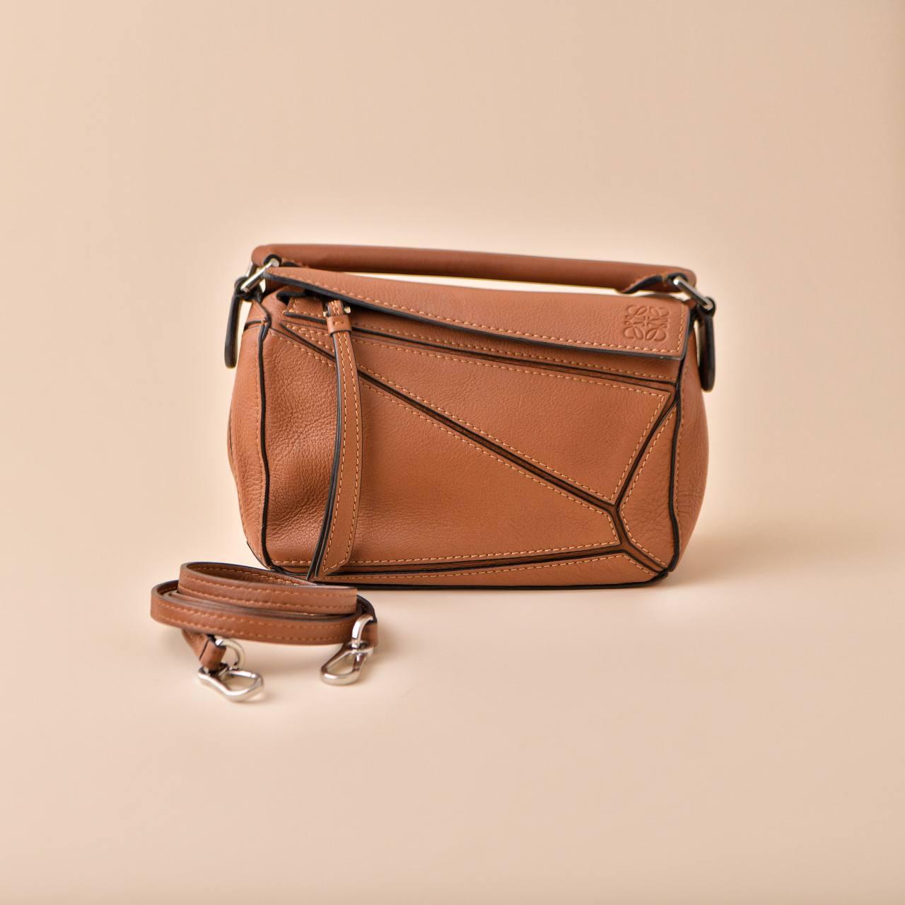 SKU	77701329
Comes With	Loewe Shoulder Strap and Dandelion Authenticity Guarantee Only
RRP	£1,900 Incl. Taxes / €2,100 Incl. Taxes / $2,650 Excl. Taxes
Model	Mini Puzzle
Serial Number	26****
Materials	Calfskin, Canvas
Condition	Excellent
Other