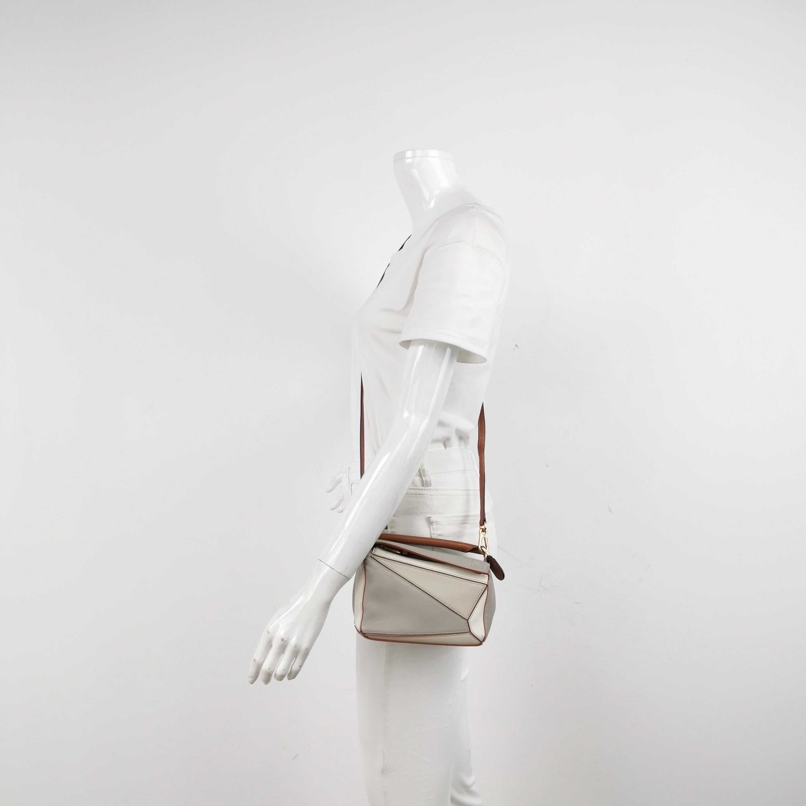 Le sac Puzzle de Loewe est un classique intemporel et culte. Confectionné en cuir de veau souple, ce sac est polyvalent et élégant. Il est orné d'une quincaillerie argentée et de panneaux inspirés de la technique de l'origami. 

ÉTAT :