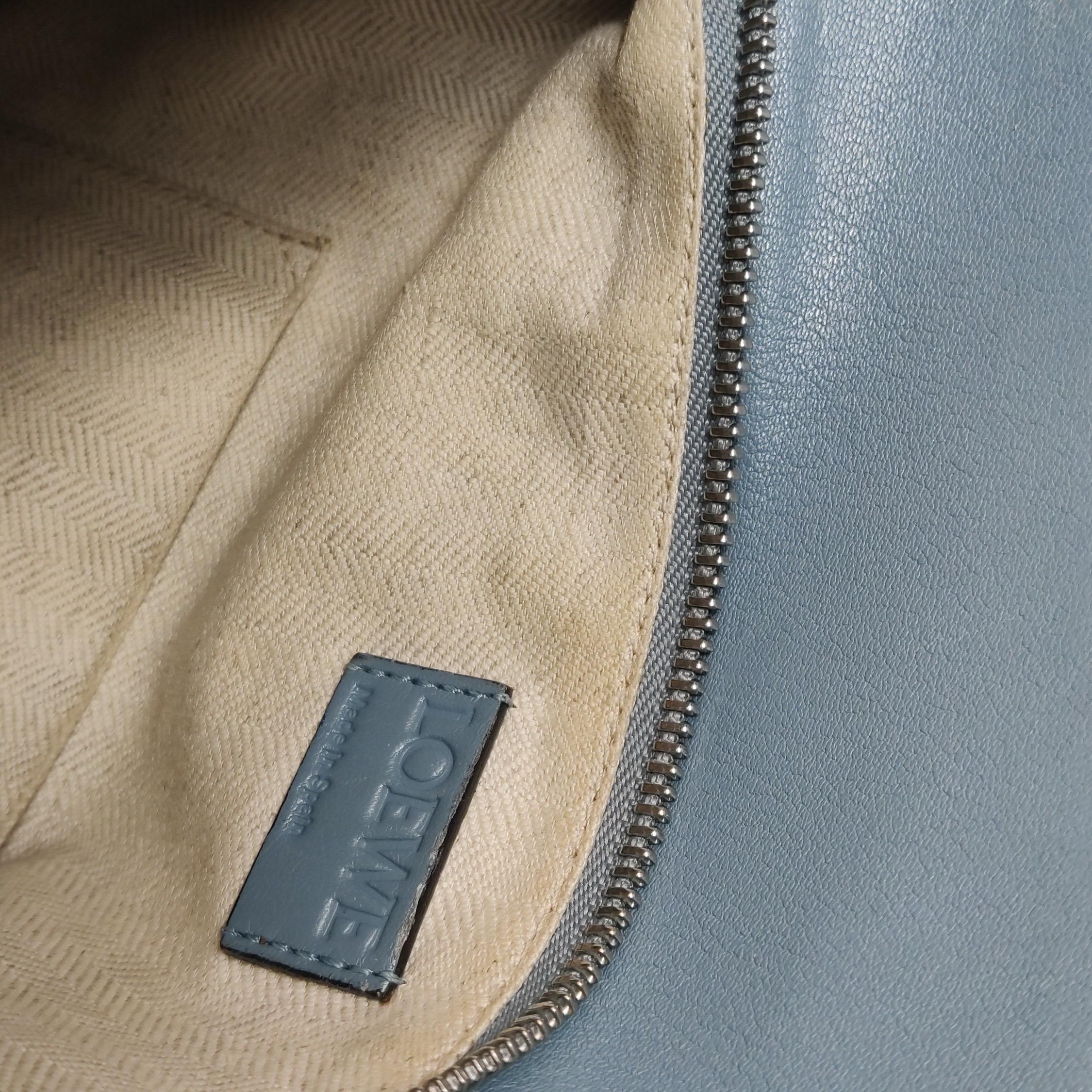 Loewe Puzzle Kleine Tasche aus aschblauem Kalbsleder im Angebot 5