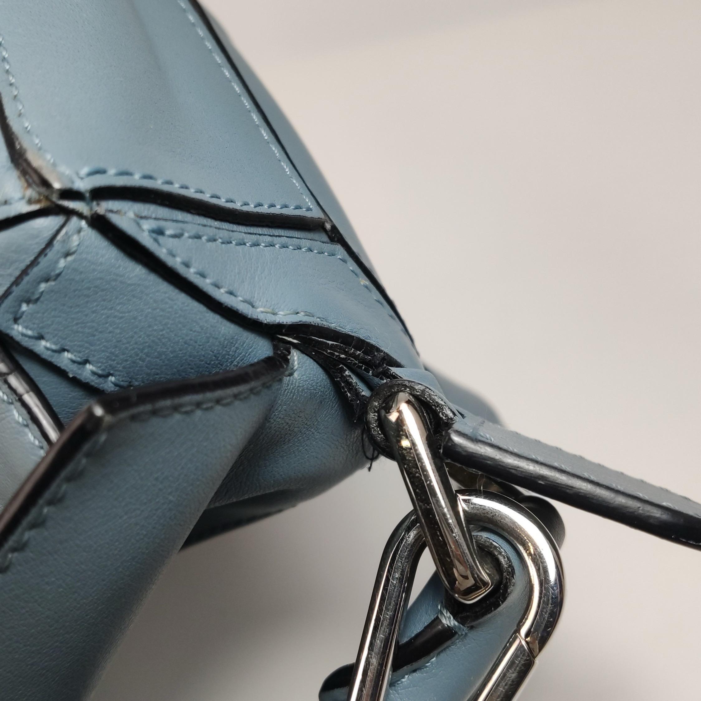 Loewe Puzzle Kleine Tasche aus aschblauem Kalbsleder im Angebot 7