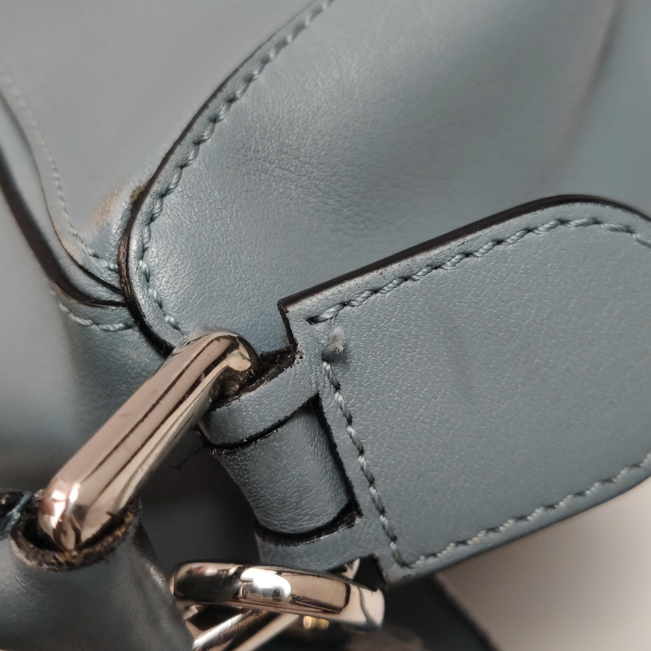 Loewe Puzzle Kleine Tasche aus aschblauem Kalbsleder im Angebot 8