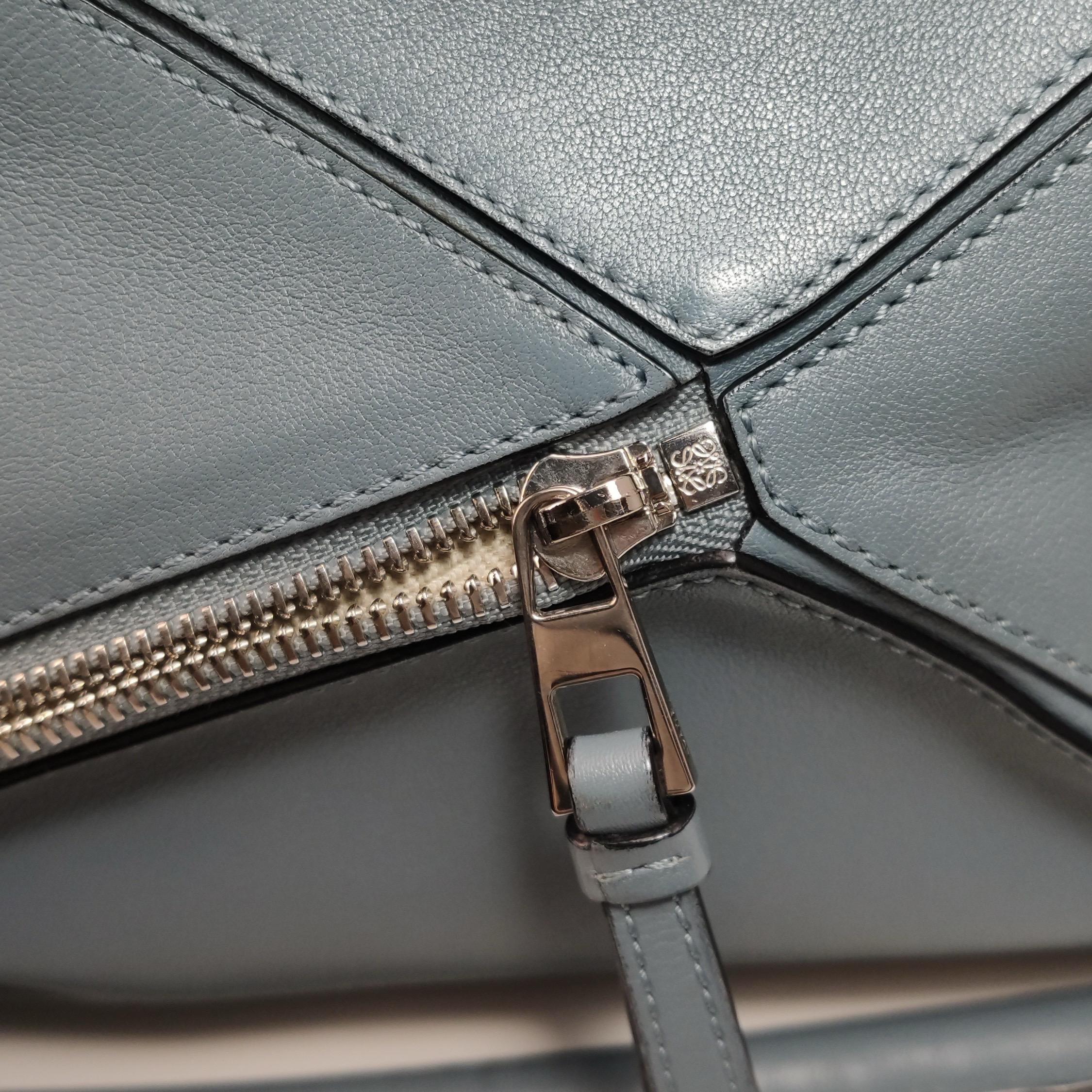 Loewe Puzzle Kleine Tasche aus aschblauem Kalbsleder im Angebot 9