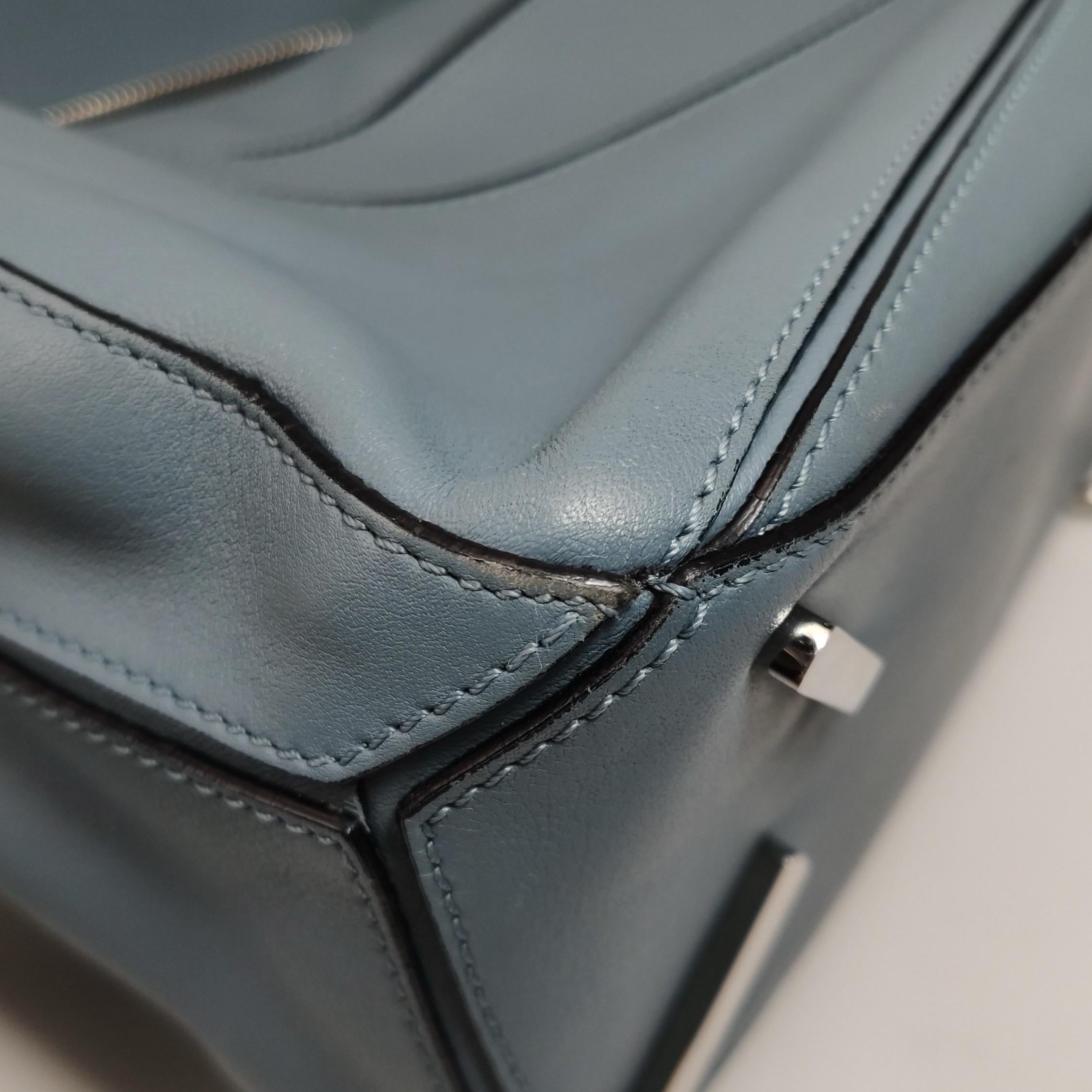 Loewe Puzzle Kleine Tasche aus aschblauem Kalbsleder im Angebot 10