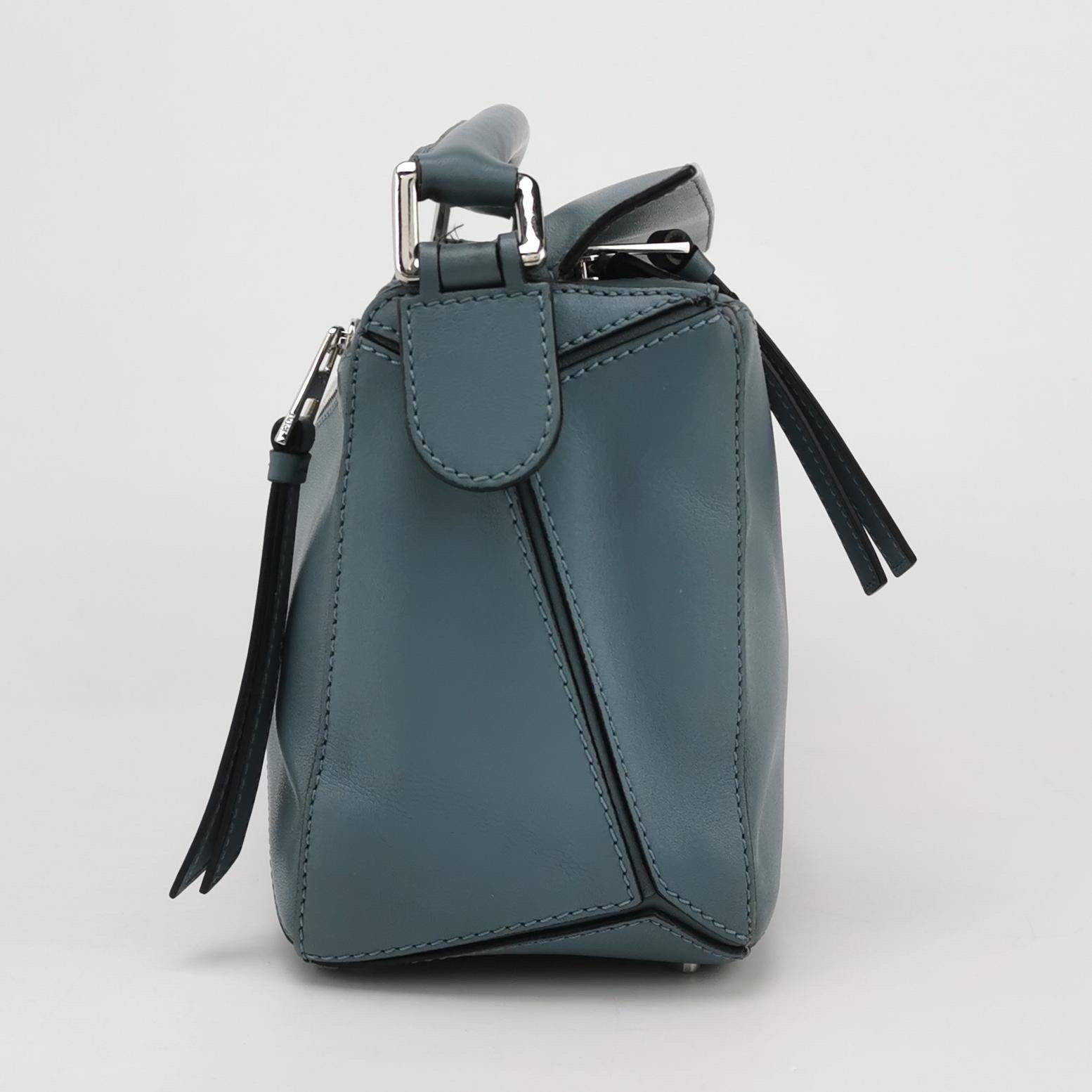 Loewe Puzzle Kleine Tasche aus aschblauem Kalbsleder (Grau) im Angebot