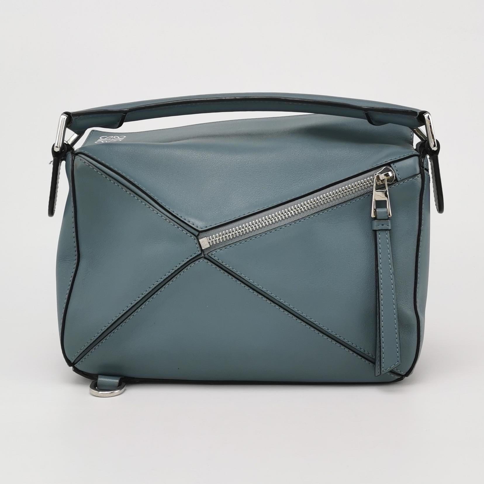 Loewe Puzzle Kleine Tasche aus aschblauem Kalbsleder im Zustand „Gut“ im Angebot in AUBERVILLIERS, FR