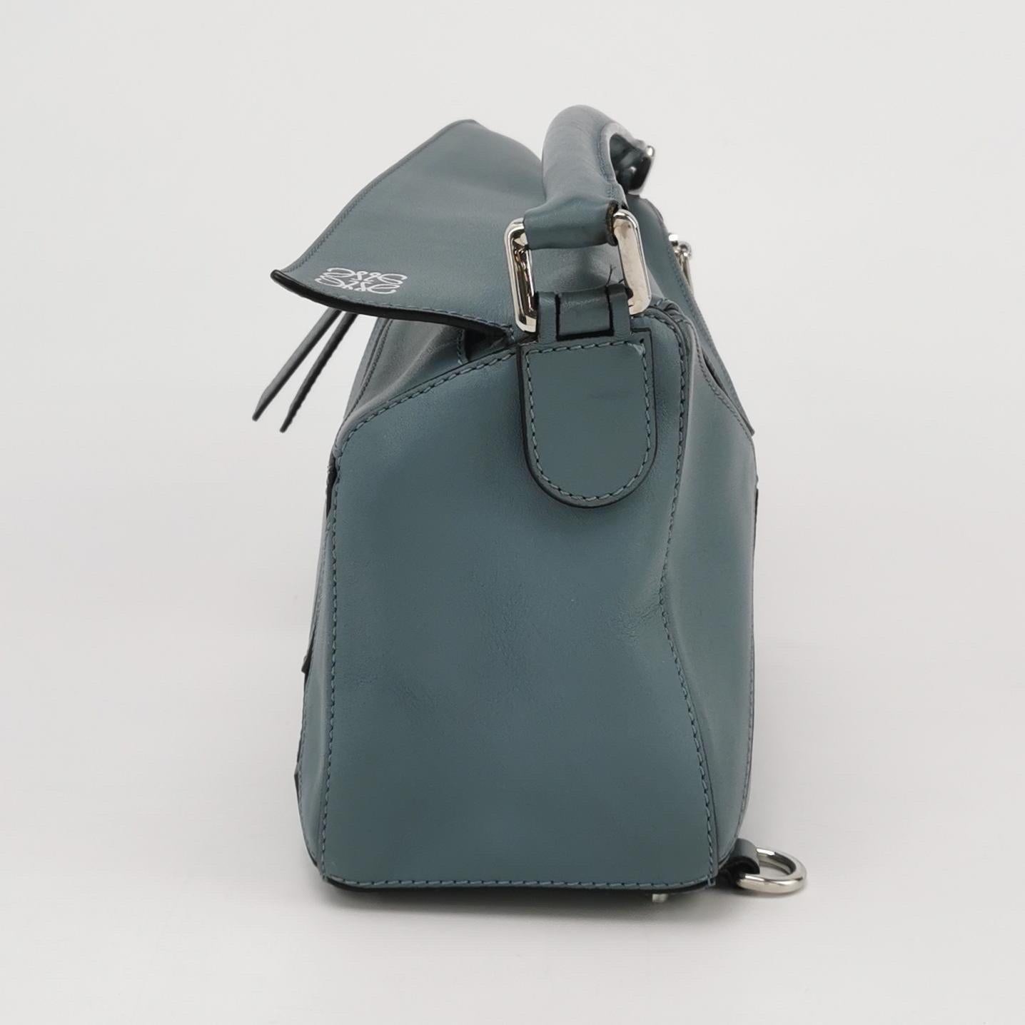 Loewe Puzzle Kleine Tasche aus aschblauem Kalbsleder Damen im Angebot