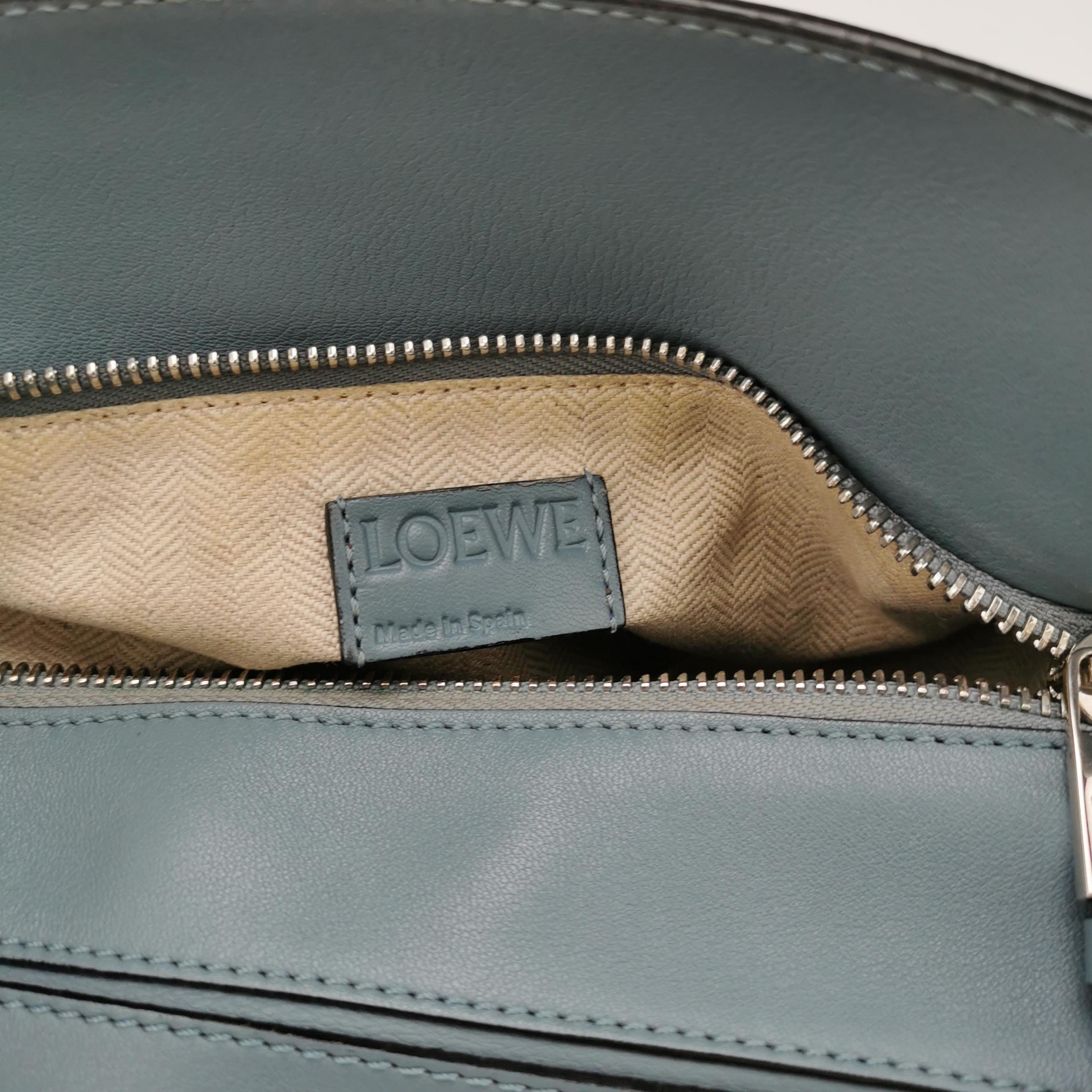 Loewe Puzzle Kleine Tasche aus aschblauem Kalbsleder im Angebot 1