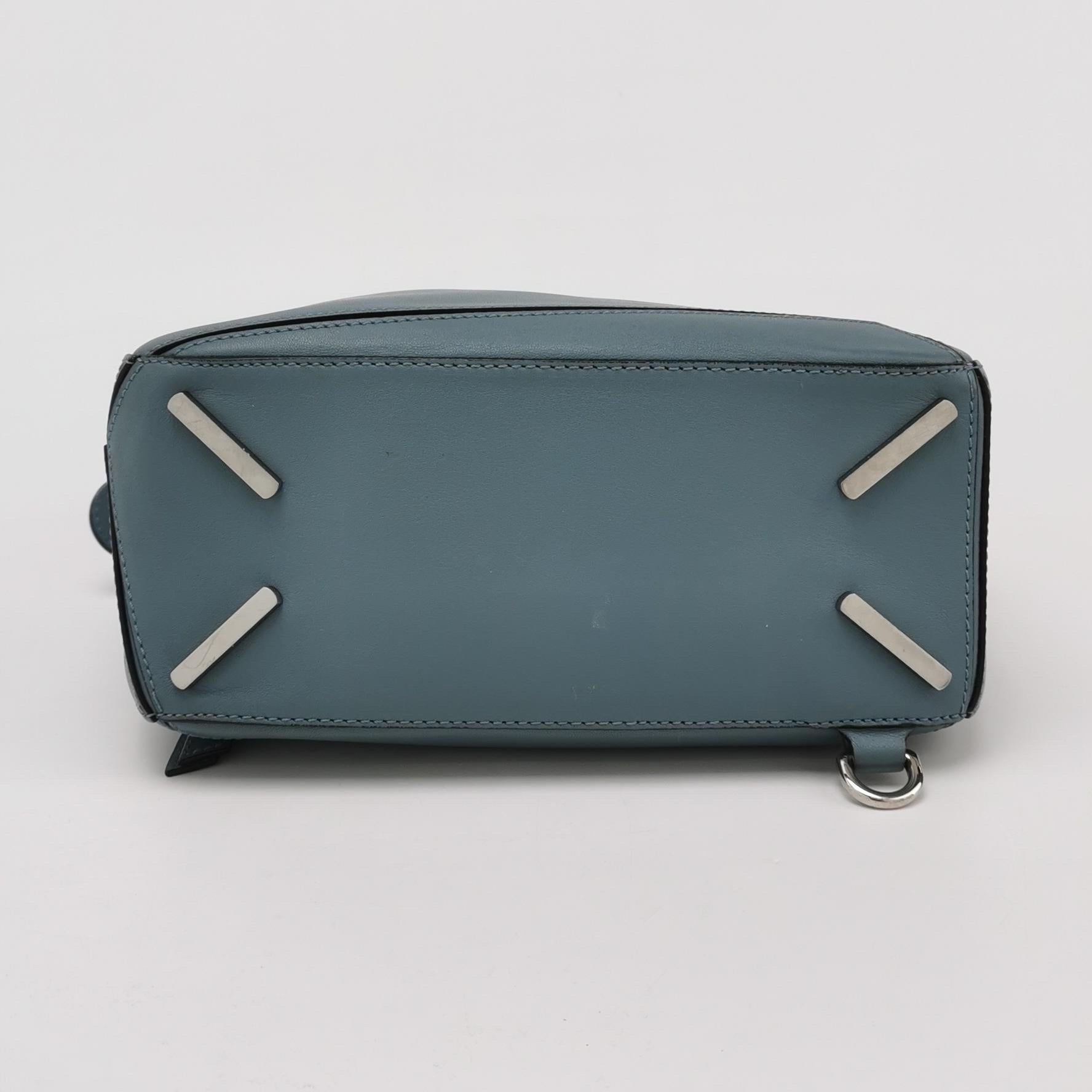 Loewe Puzzle Kleine Tasche aus aschblauem Kalbsleder im Angebot 2