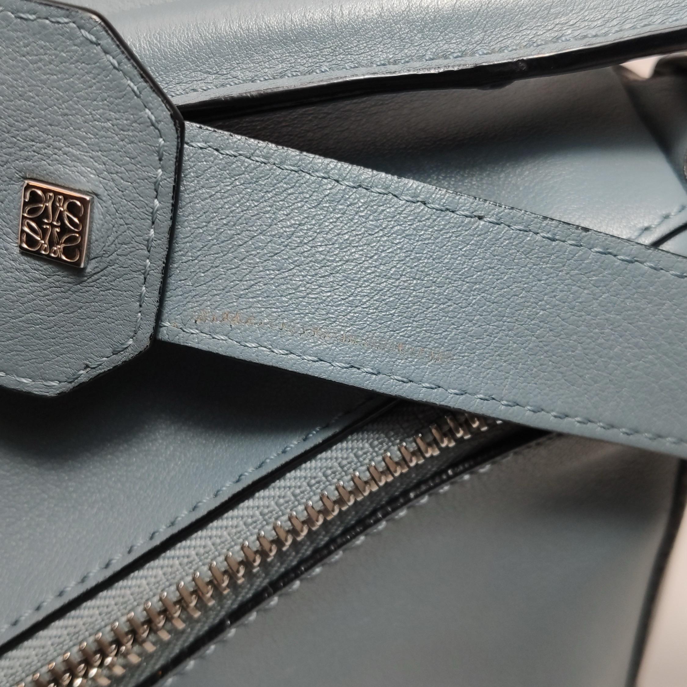 Loewe Puzzle Kleine Tasche aus aschblauem Kalbsleder im Angebot 4