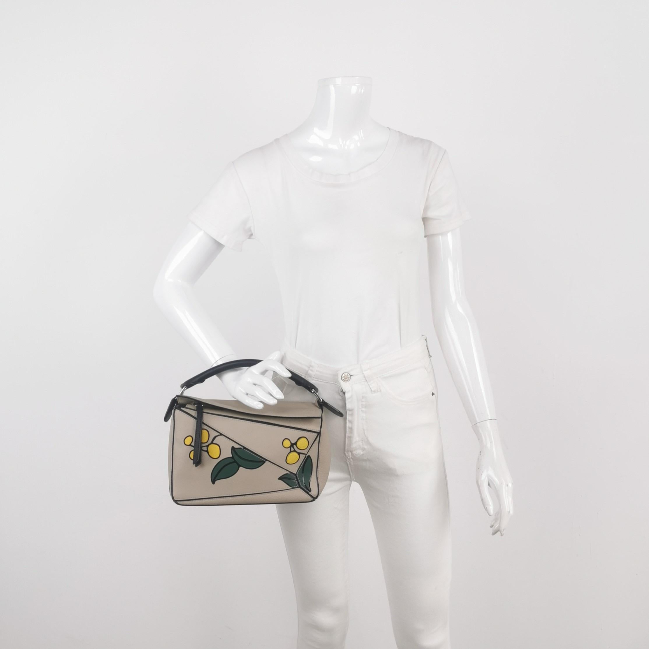 Loewe Puzzle Small Beige Herbarium Holiday Collection Borsa a tracolla in pelle di vitello
Queste sono foto professionali della borsa offerta da Luxbags.

Ispirato all'architetto e designer britannico Charles Francis Annesley Voysey (1857-1941),