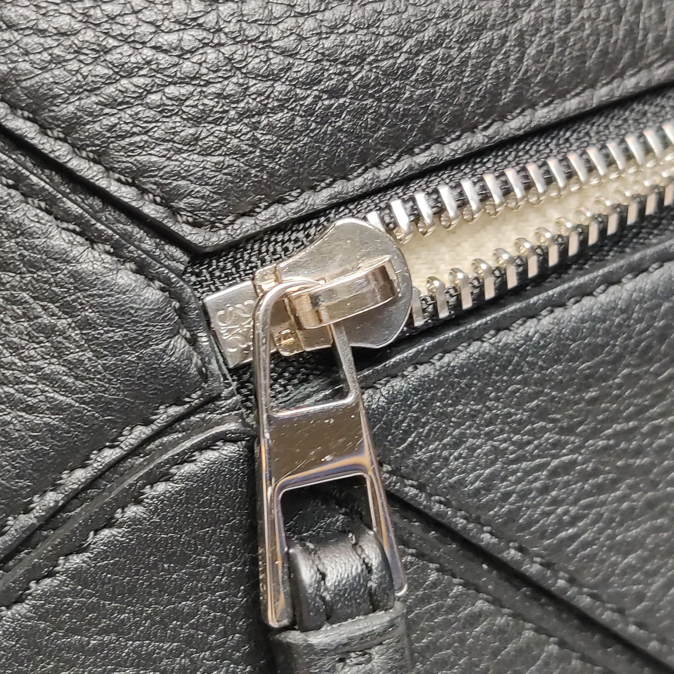 Loewe Puzzle Small Black Grained Leather White Logo en vente 9