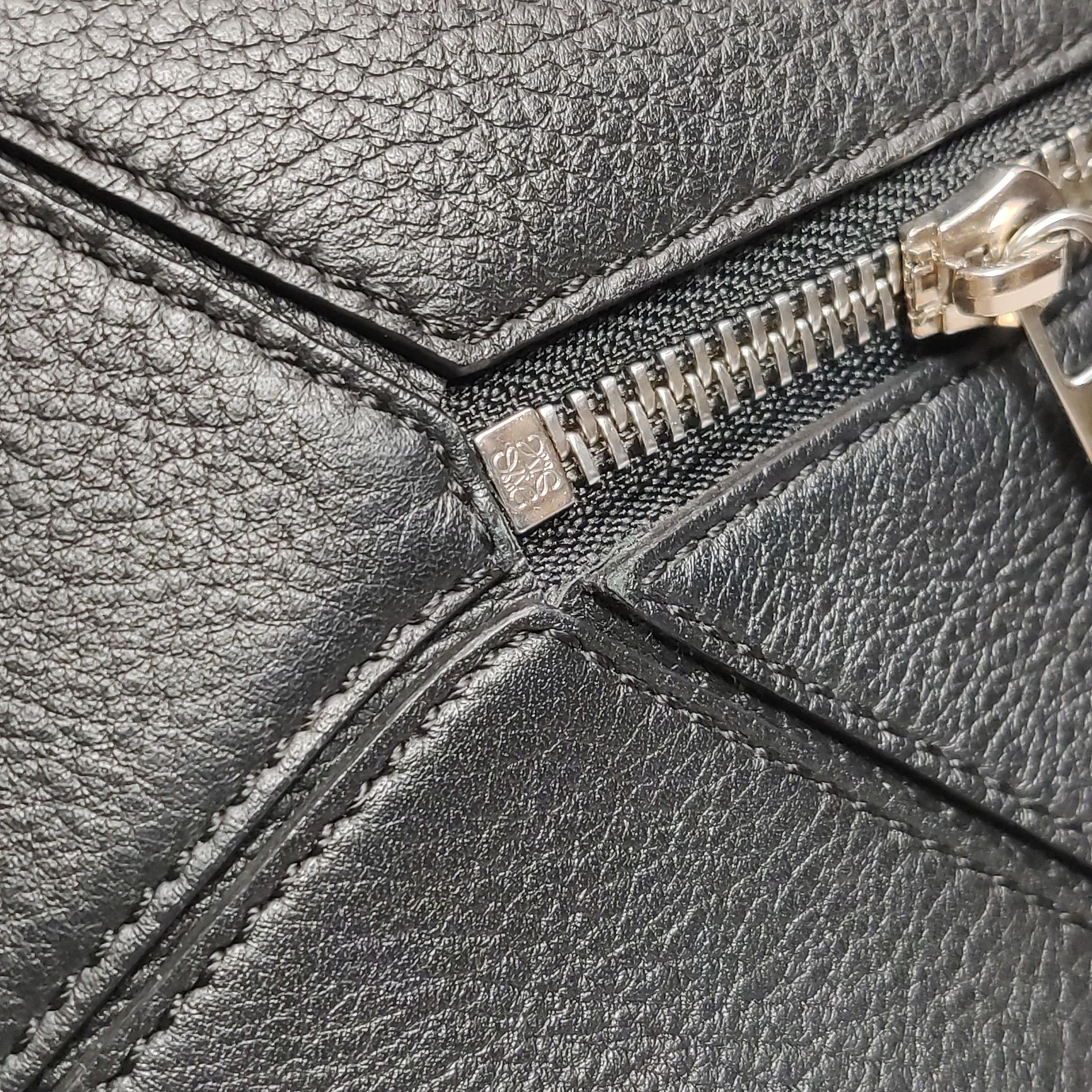 Loewe Puzzle Small Black Grained Leather White Logo en vente 11