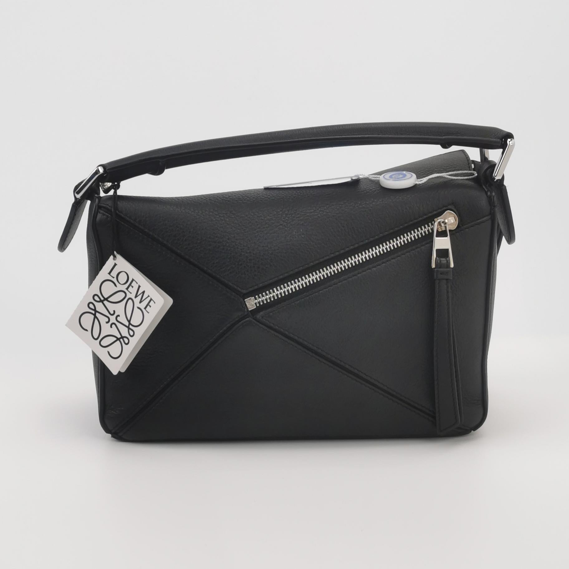 Loewe Puzzle Small Black Grained Leather White Logo Bon état - En vente à AUBERVILLIERS, FR