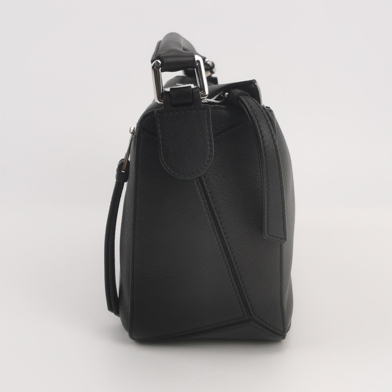 Loewe Puzzle Small Black Grained Leather White Logo Pour femmes en vente