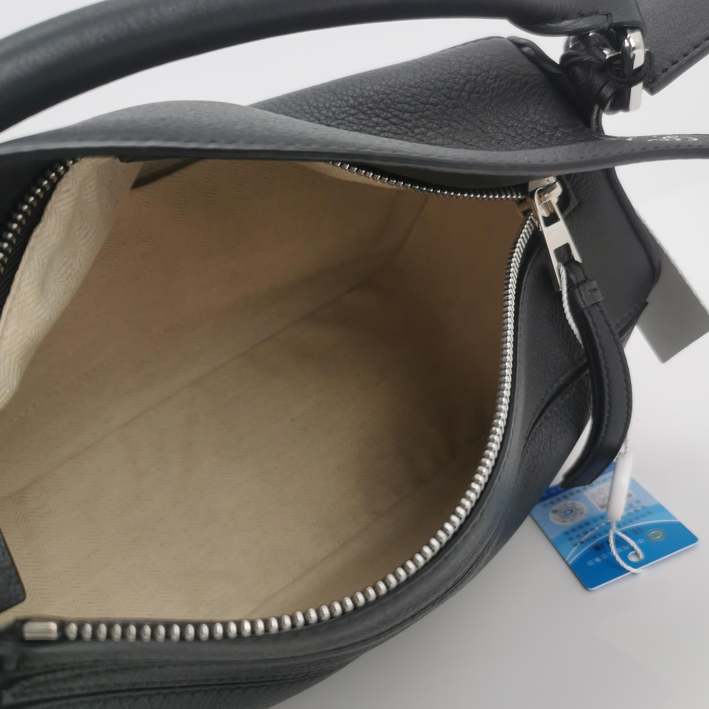 Loewe Puzzle Small Black Grained Leather White Logo en vente 4