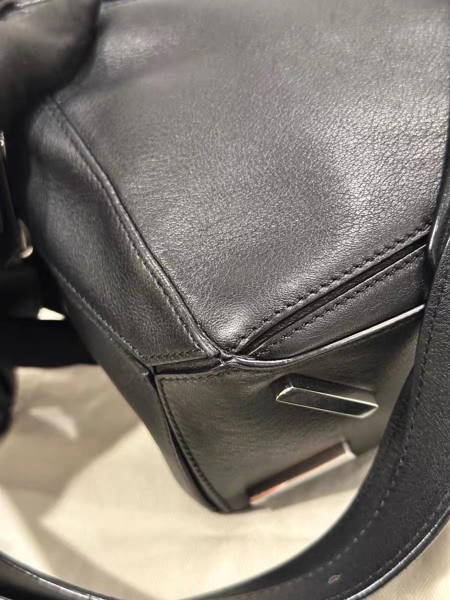 Loewe Puzzle Small Black Smooth Leather White Logo With Metal Feet 2016 en vente 7