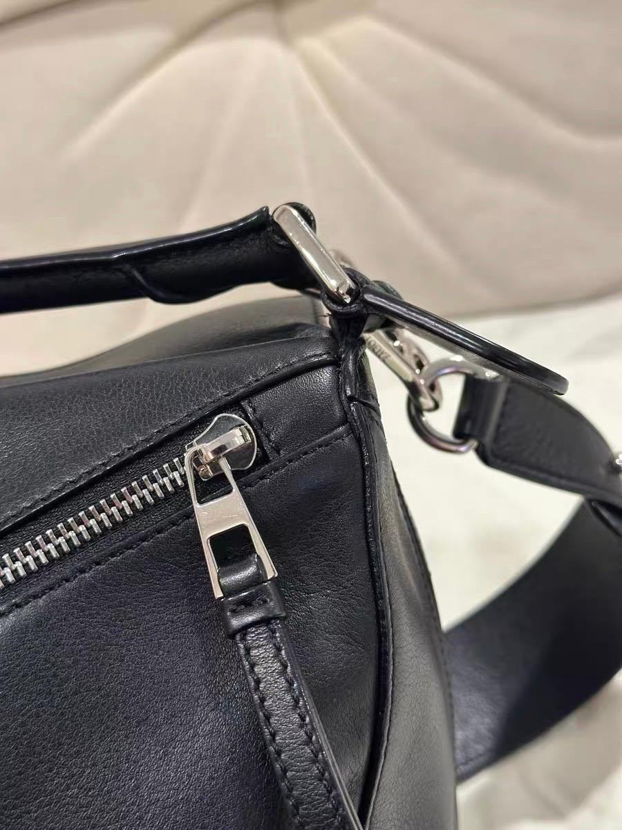 Loewe Puzzle Small Black Smooth Leather White Logo With Metal Feet 2016 en vente 8