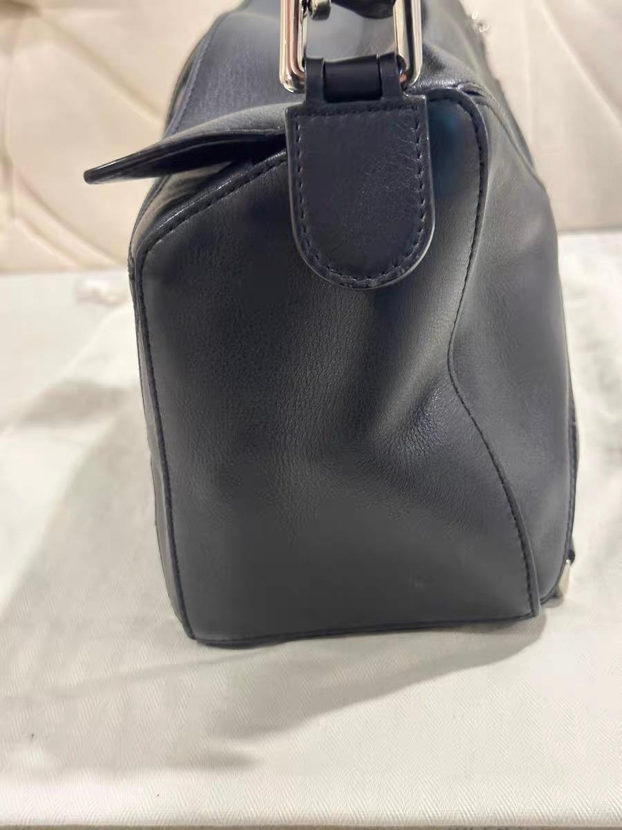 Loewe Puzzle Small Black Smooth Leather White Logo With Metal Feet 2016 Bon état - En vente à AUBERVILLIERS, FR