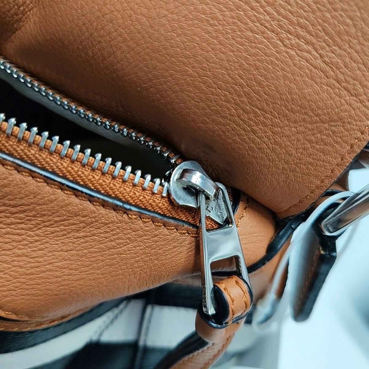 Loewe Puzzle Small Black White Brown Stripes Crossbody Bag 2019 en vente 5