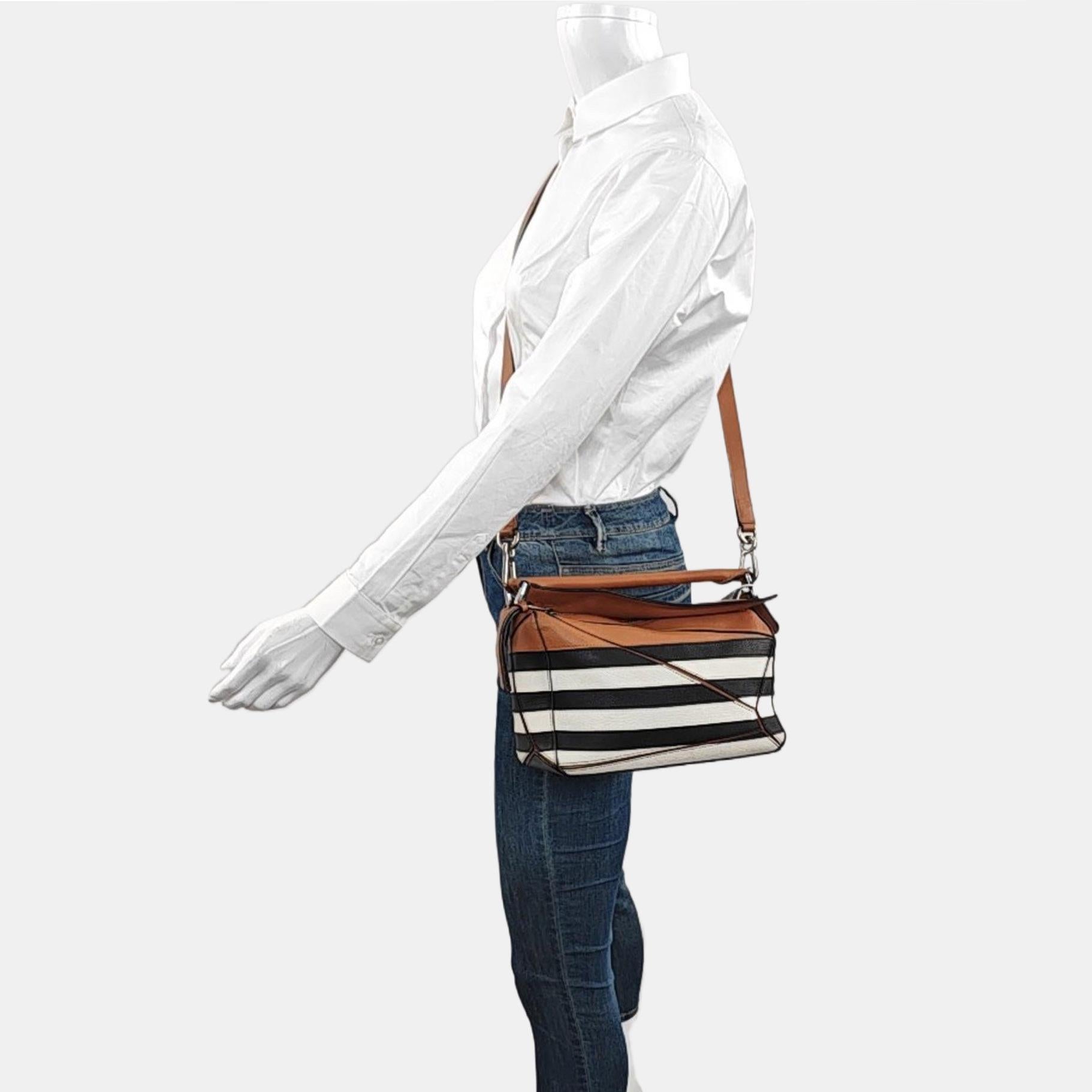 Loewe Puzzle Small Black White Brown Stripes Crossbody Bag 2019
Il s'agit de photos professionnelles du sac offert par Luxbags.

ÉTAT : EXCELLENT
Cet article d'occasion est en excellent état avec de légers signes d'usure. Les coins, la poignée et la