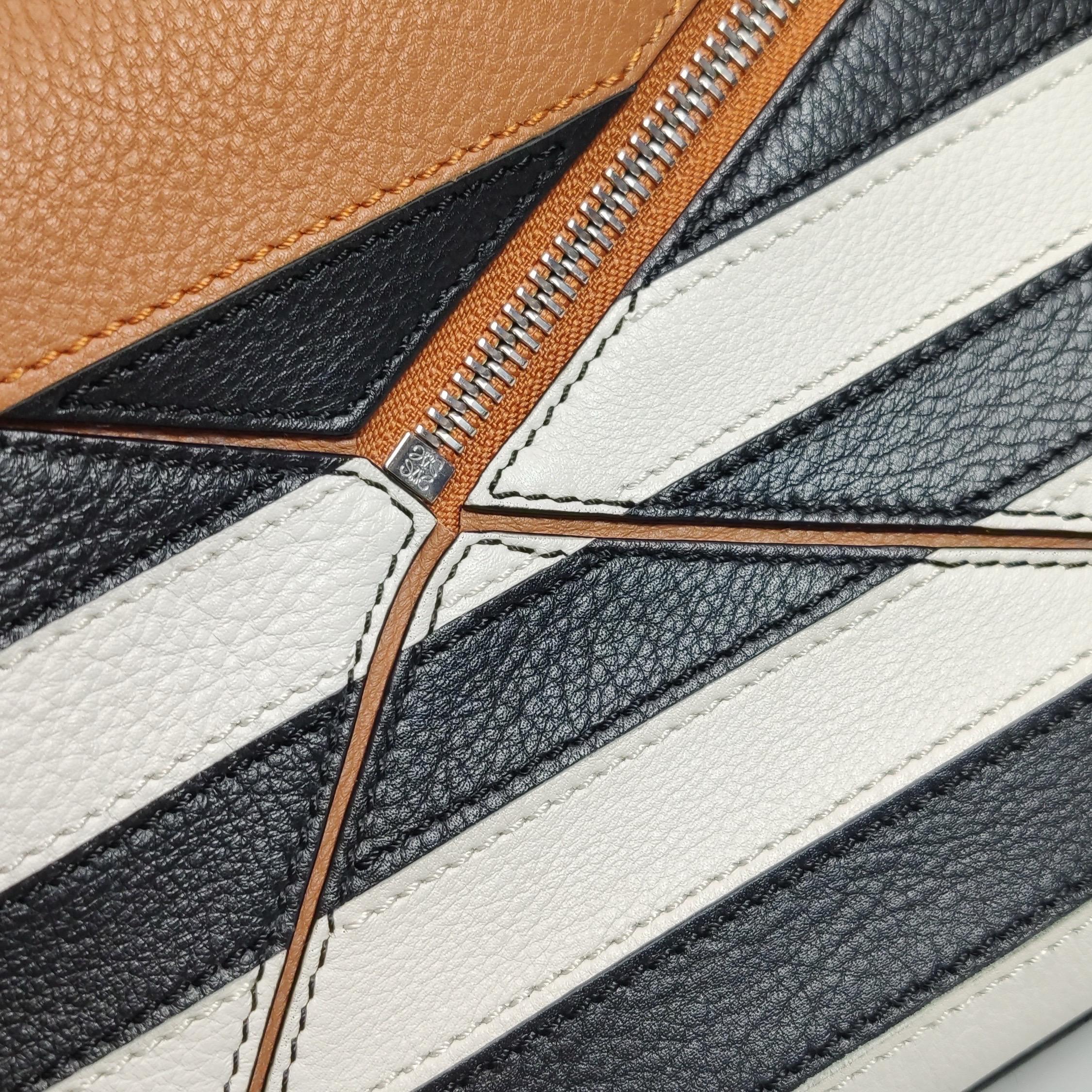 Borsa a tracolla Loewe Puzzle Small Black White Brown Stripes in vendita 8
