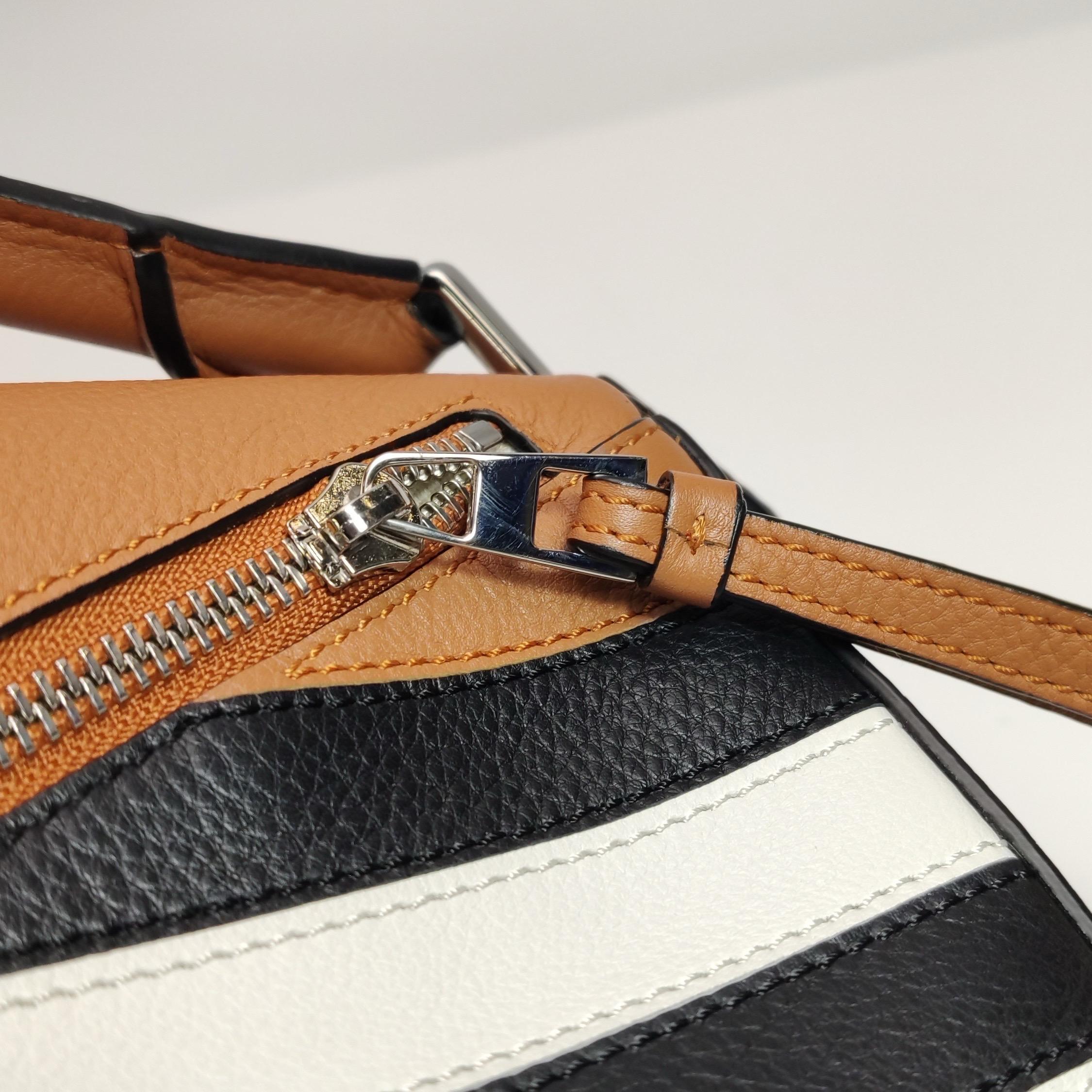 Borsa a tracolla Loewe Puzzle Small Black White Brown Stripes in vendita 11