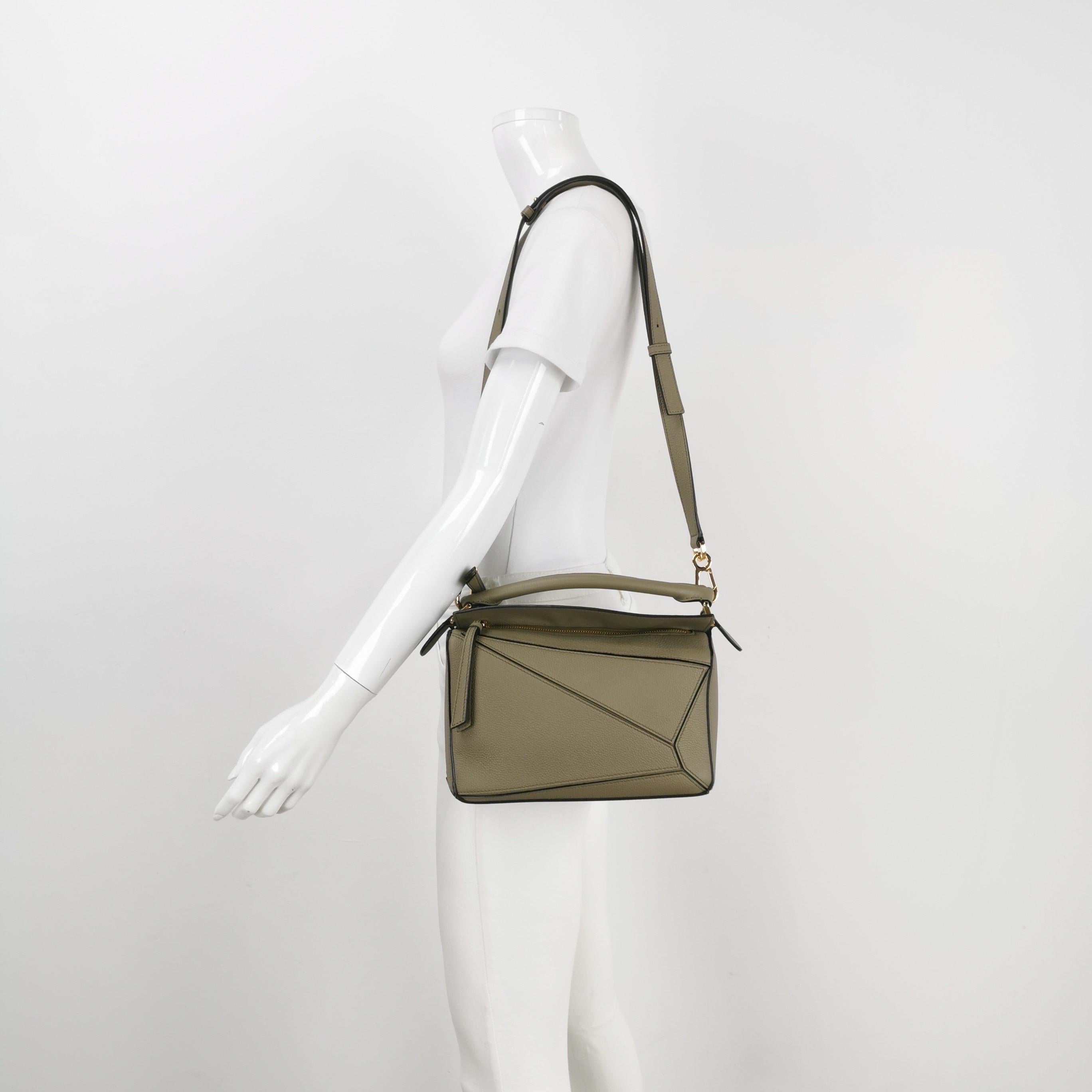Loewe's Puzzle bag is a timeless classic cult piece. Crafted from supple calfskin leather and finished with silver hardware and signature origami-inspired panels, this bag is versatile and stylish. 

CONDITION: EXCELLENT 

This preloved item is in