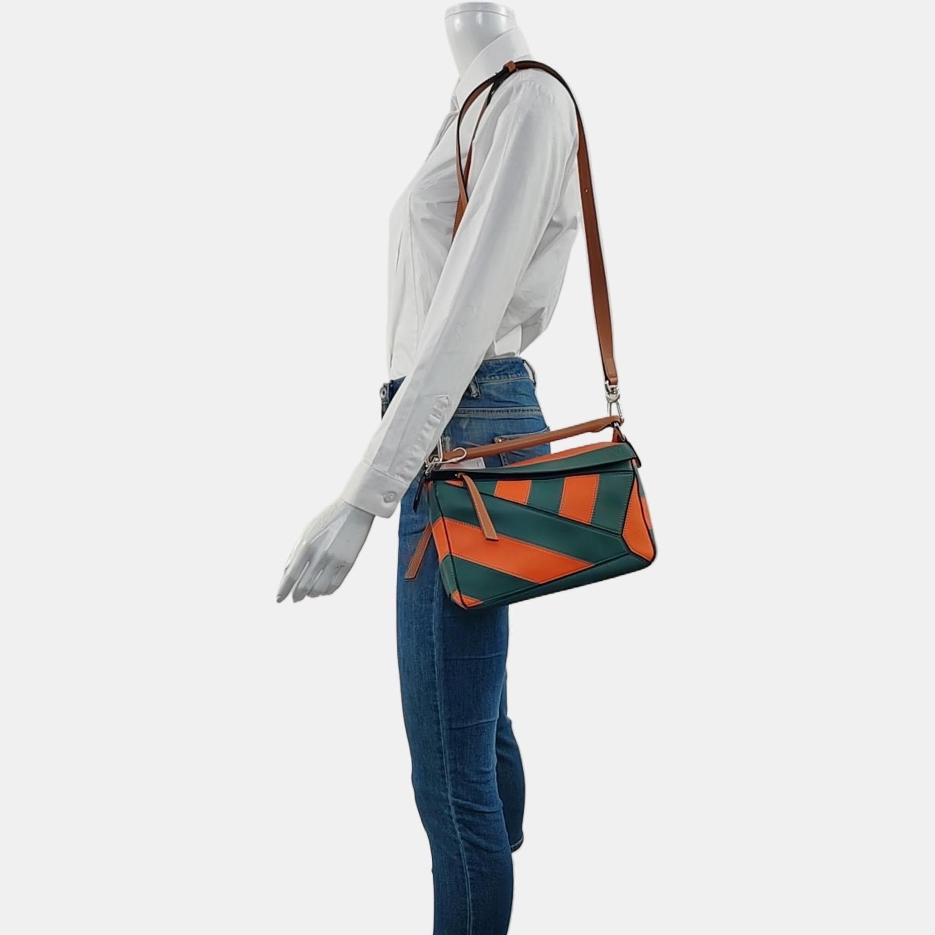Bolso Crossbody Loewe Puzzle Pequeño Rayas Verde Naranja 2019
Estas son fotos profesionales de la bolsa real ofrecida por Luxbags.

ESTADO: EXCELENTE
Este artículo usado está en excelentes condiciones, con ligeros signos de desgaste. Rozaduras en