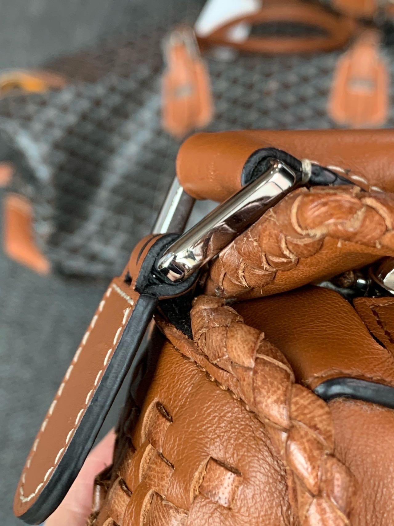 Loewe Puzzle Kleine geflochtene Ledertasche Braun Crossbody Tasche im Angebot 9