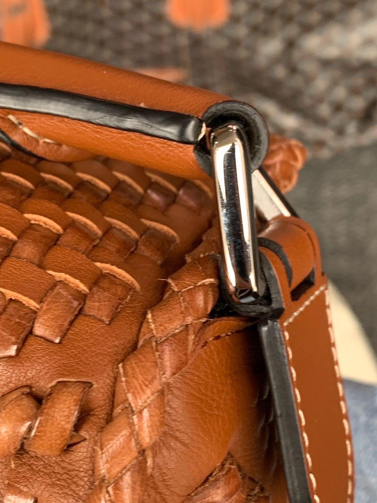 Loewe Puzzle Kleine geflochtene Ledertasche Braun Crossbody Tasche im Angebot 11