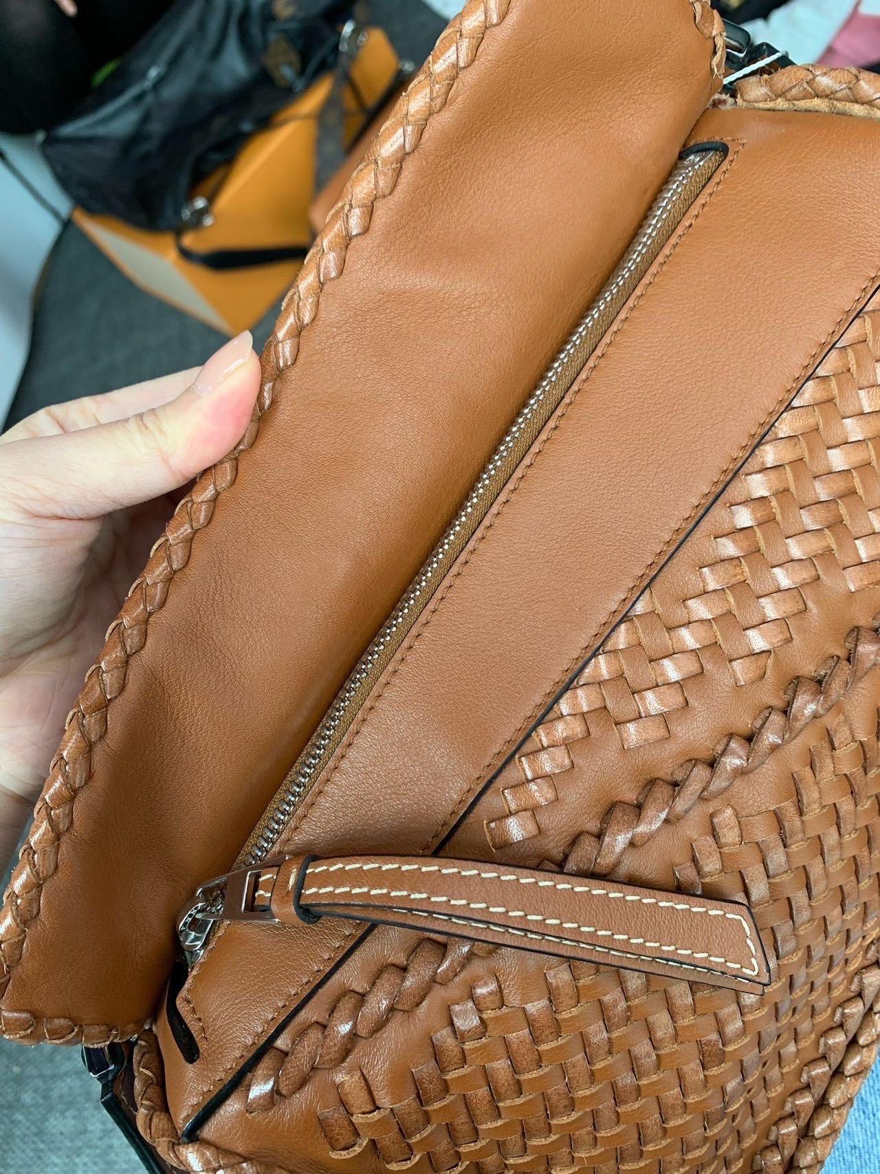 Loewe Puzzle Kleine geflochtene Ledertasche Braun Crossbody Tasche im Angebot 12