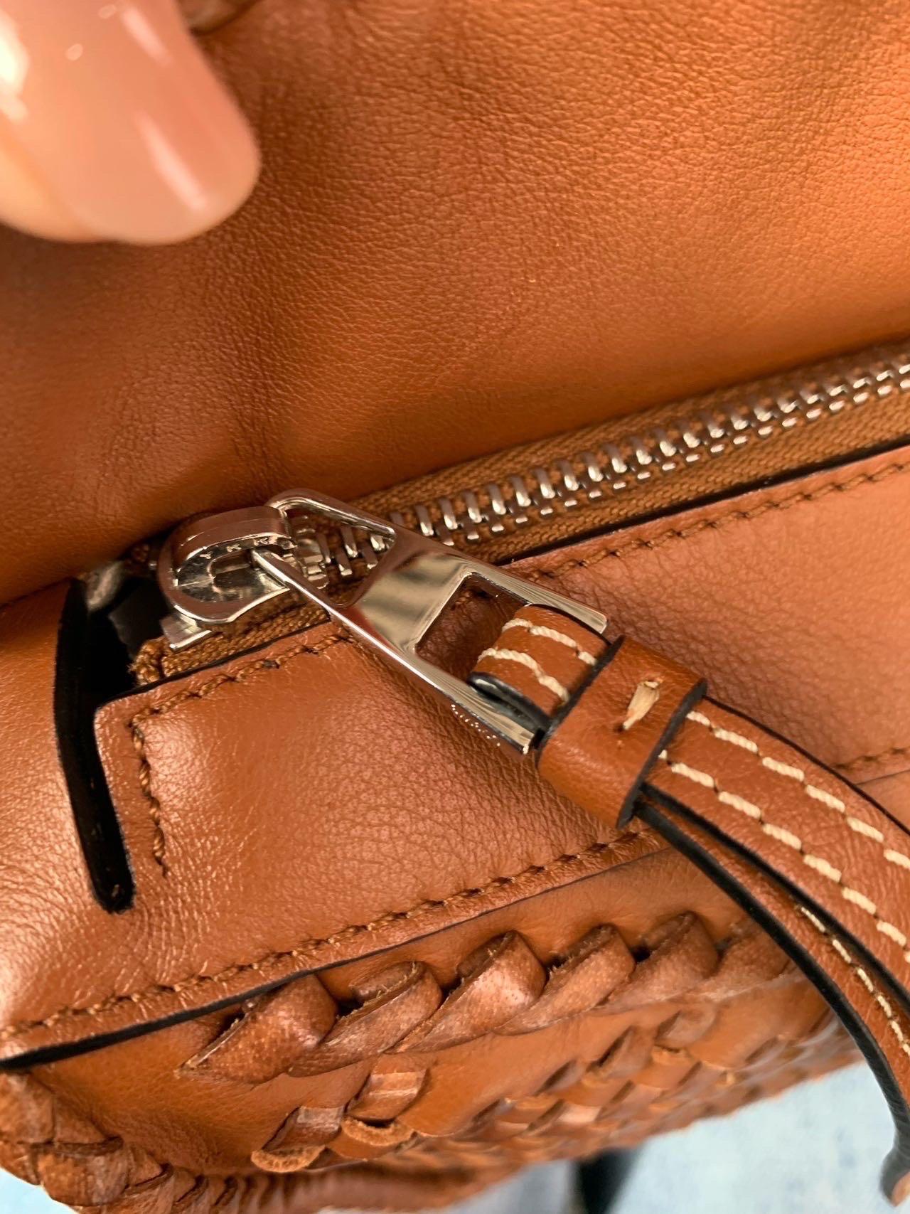 Loewe Puzzle Kleine geflochtene Ledertasche Braun Crossbody Tasche im Angebot 16