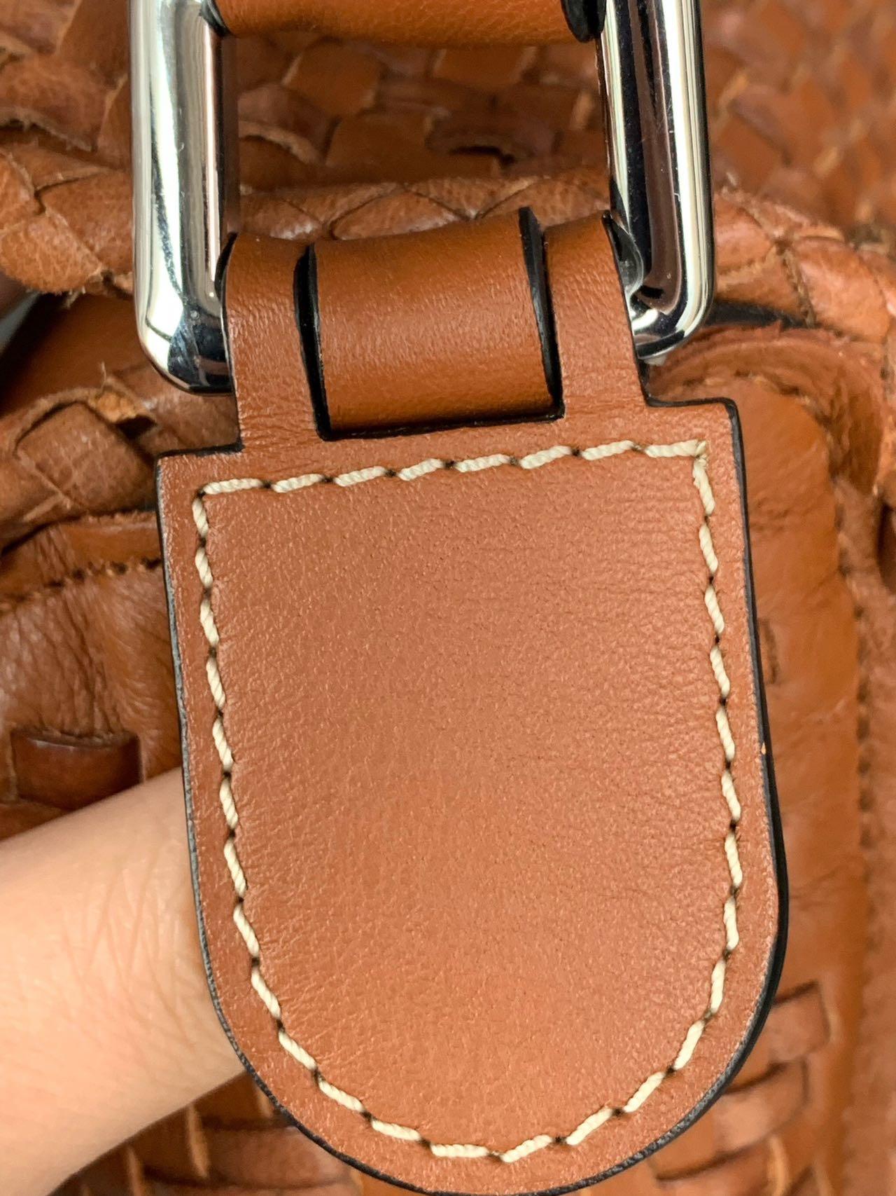 Loewe Puzzle Kleine geflochtene Ledertasche Braun Crossbody Tasche im Angebot 3