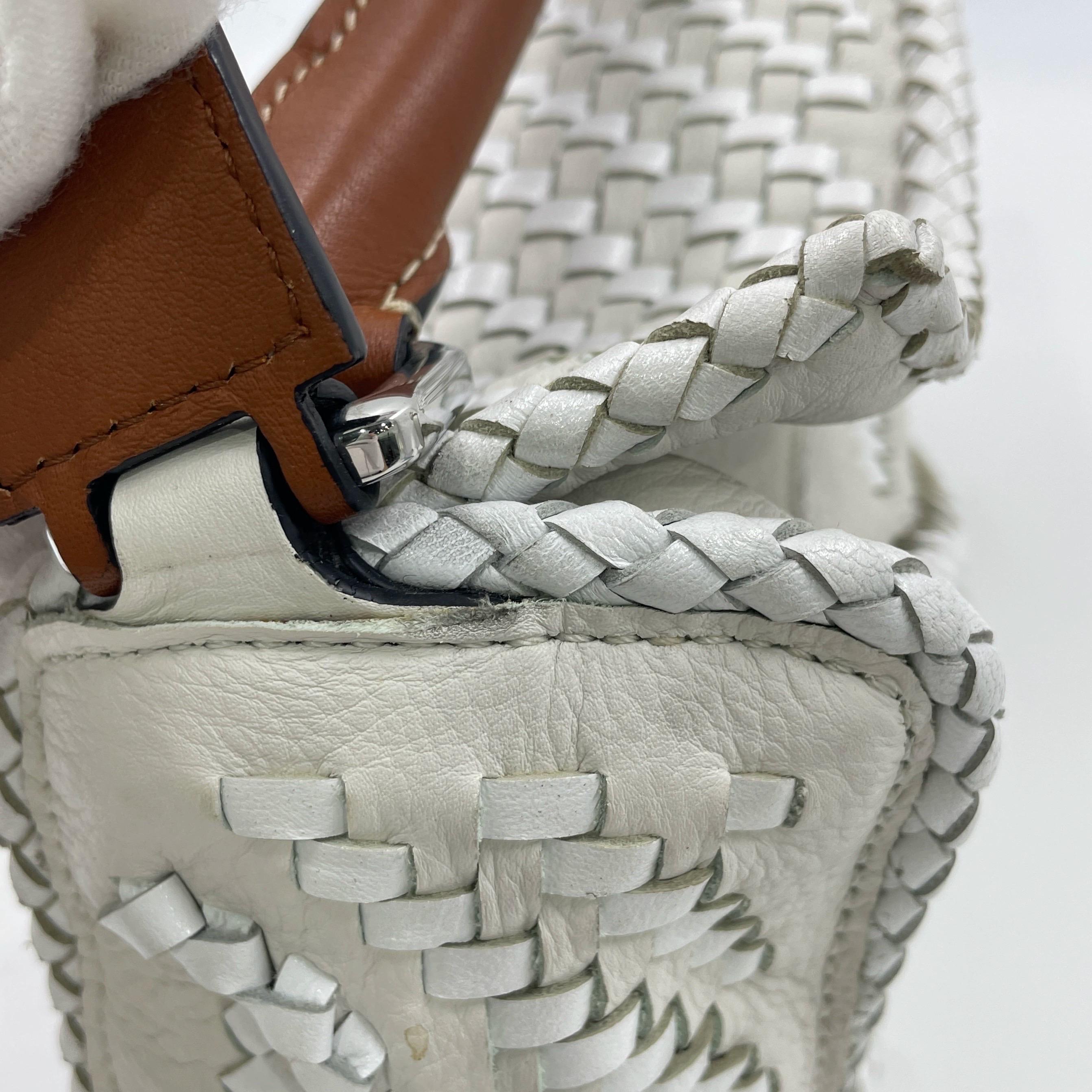 Loewe Puzzle Petit sac à bandoulière en cuir tressé blanc en vente 7