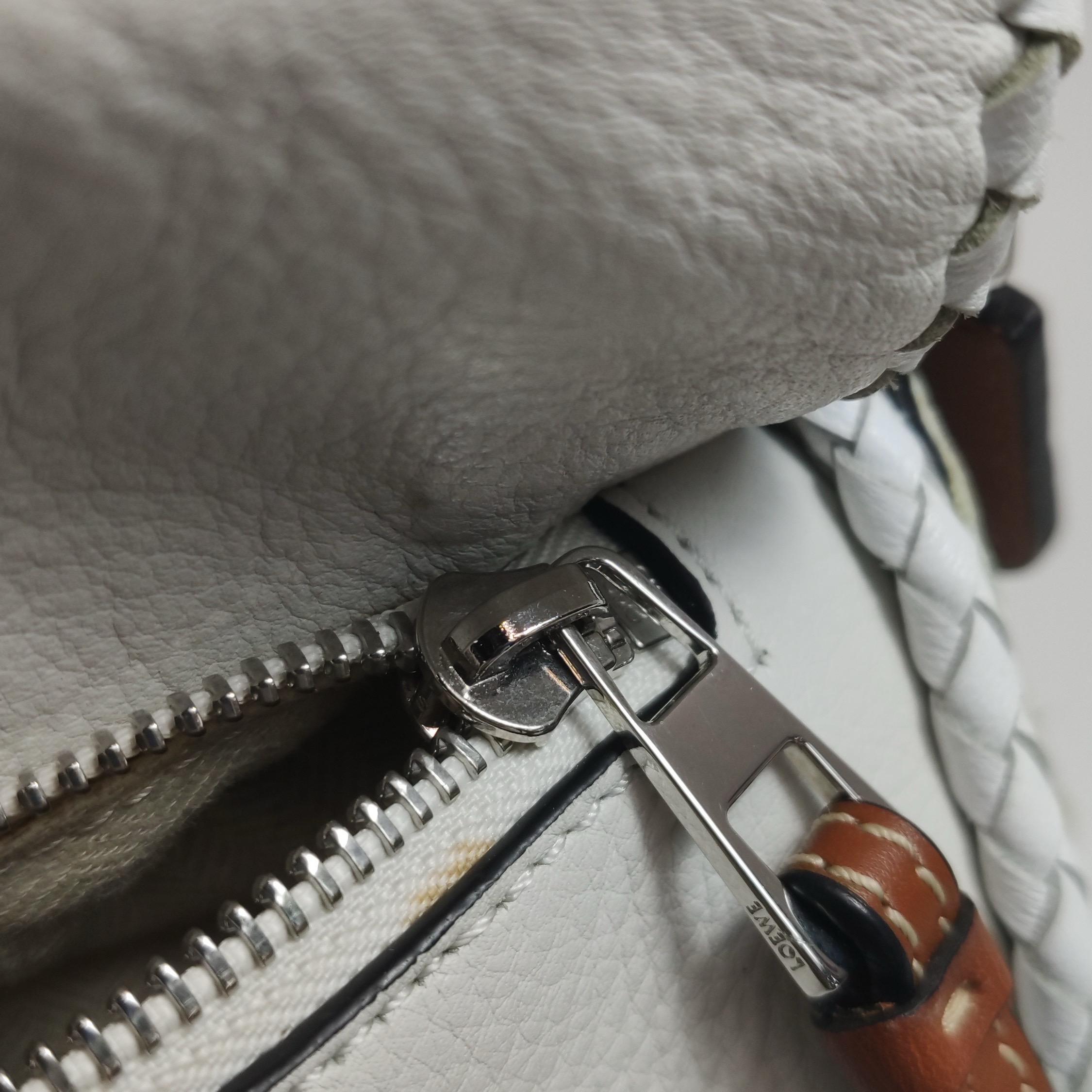 Loewe Puzzle Petit sac à bandoulière en cuir tressé blanc en vente 8