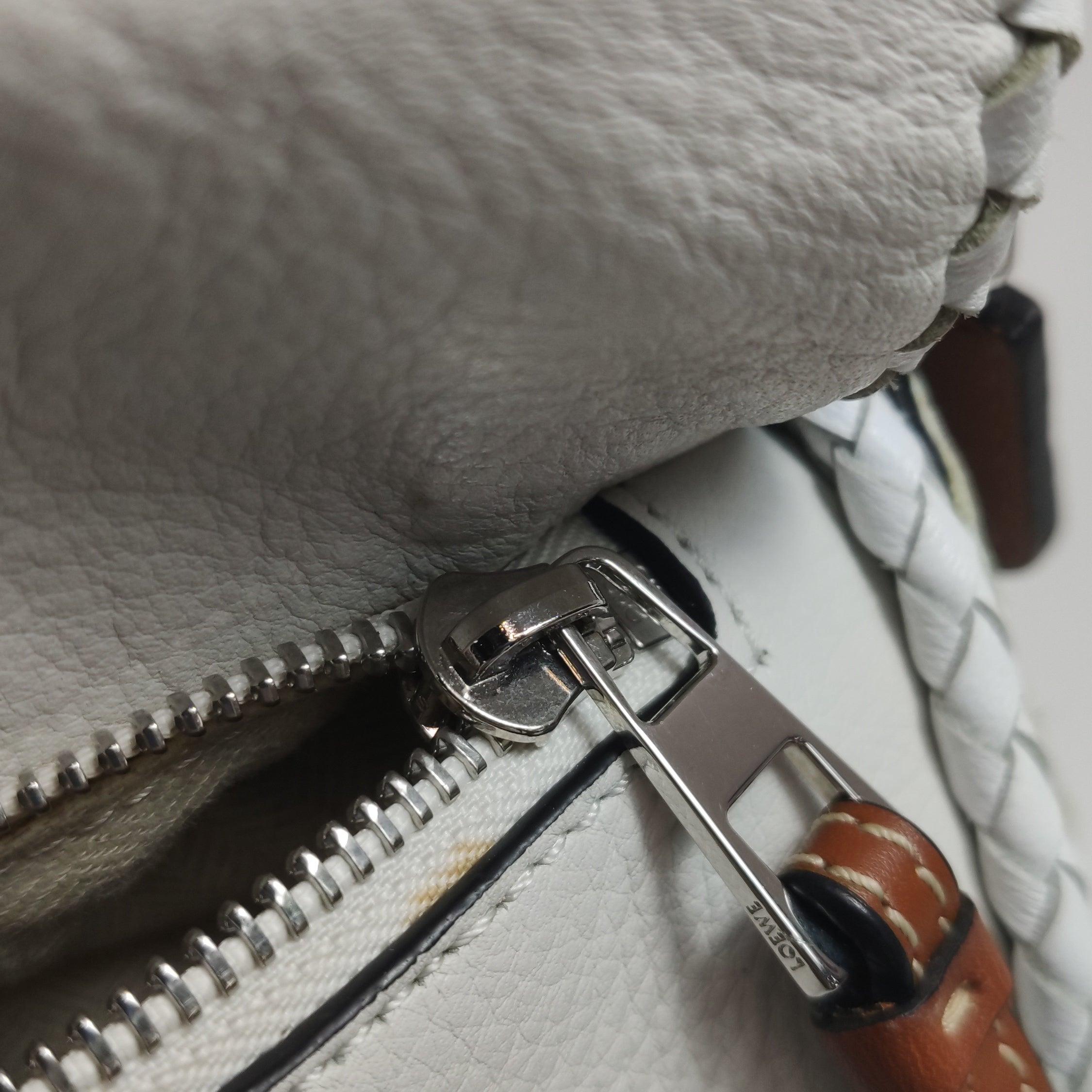 Loewe Puzzle Petit sac à bandoulière en cuir tressé blanc en vente 9