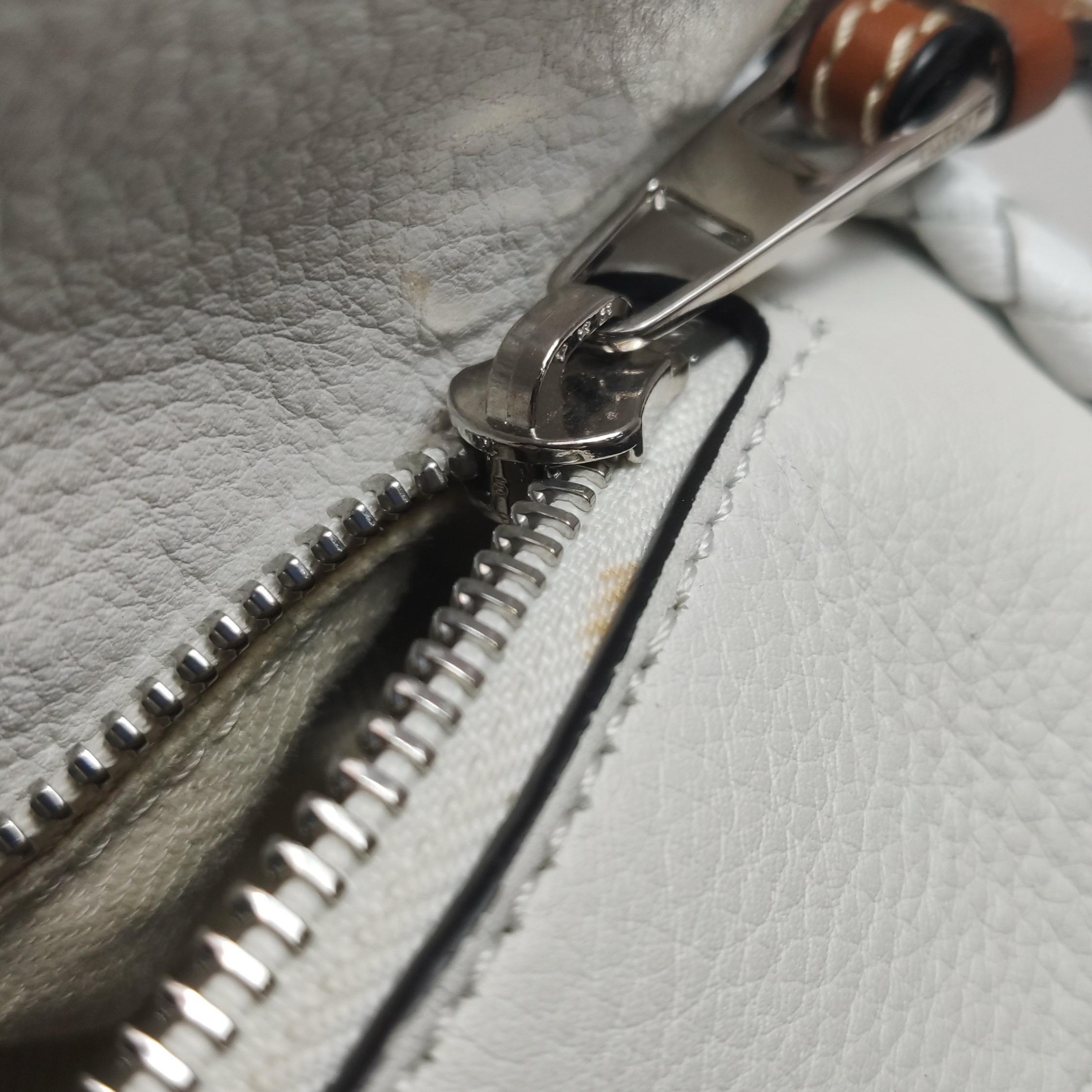 Loewe Puzzle Petit sac à bandoulière en cuir tressé blanc en vente 10