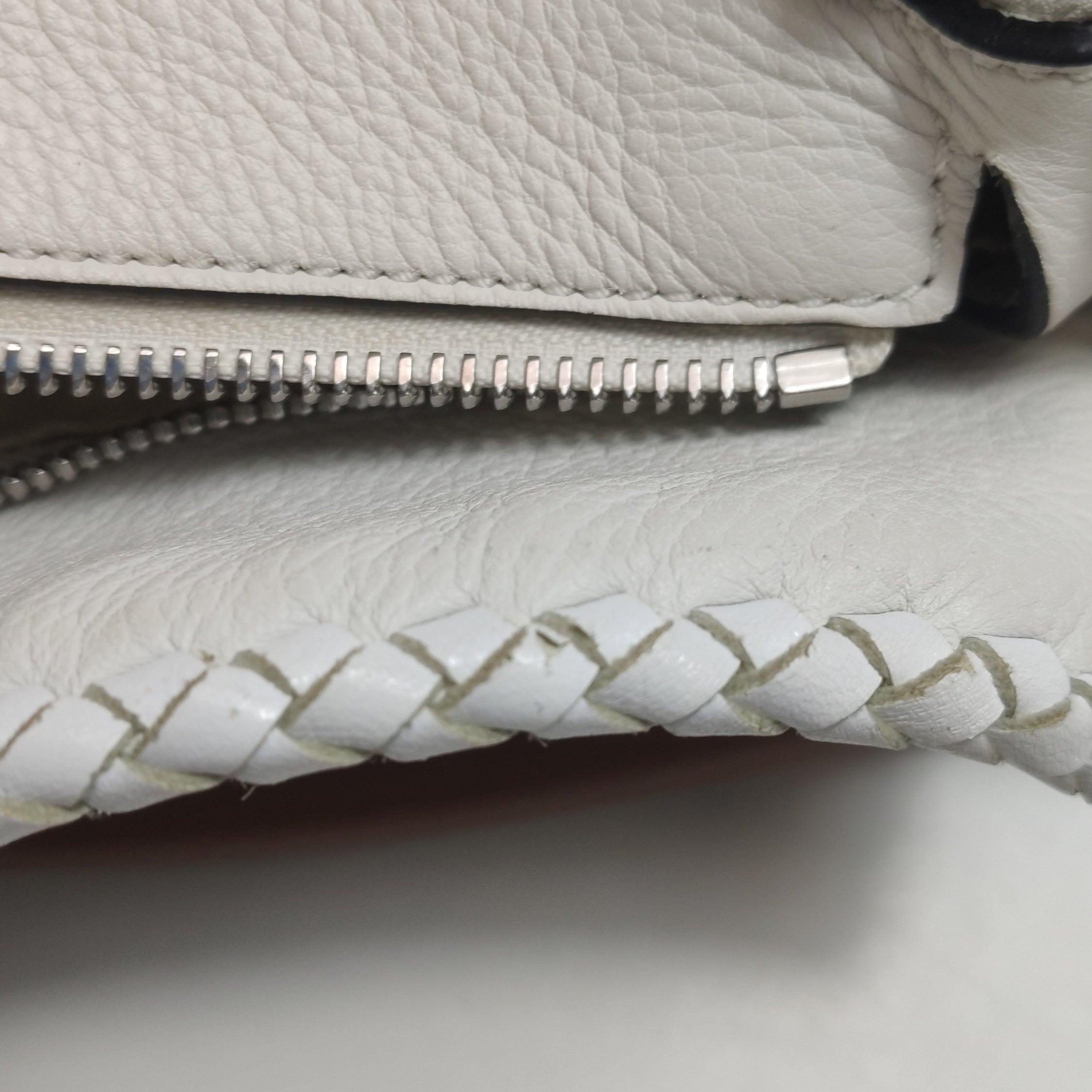 Loewe Puzzle Petit sac à bandoulière en cuir tressé blanc en vente 11