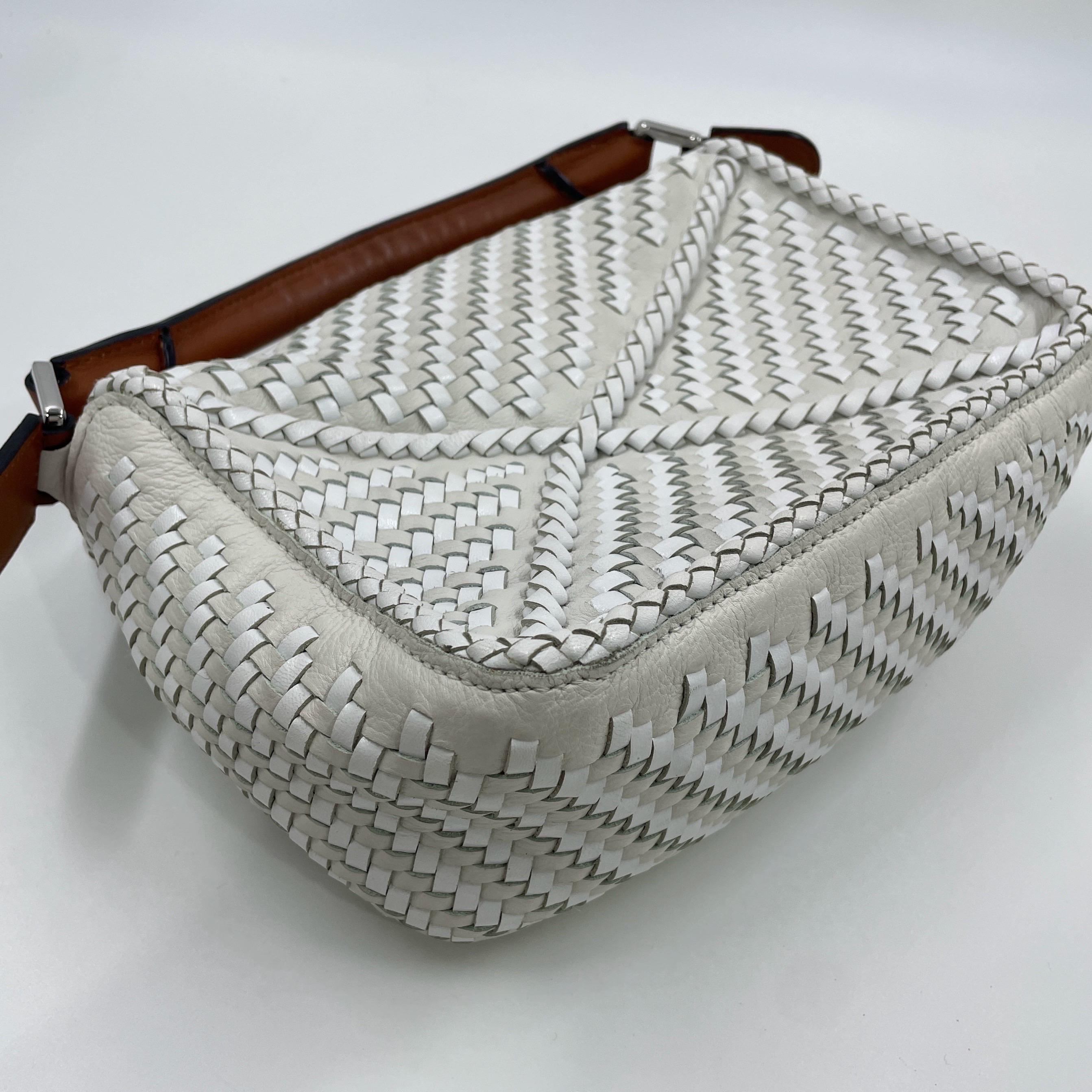 Loewe Puzzle Petit sac à bandoulière en cuir tressé blanc en vente 11