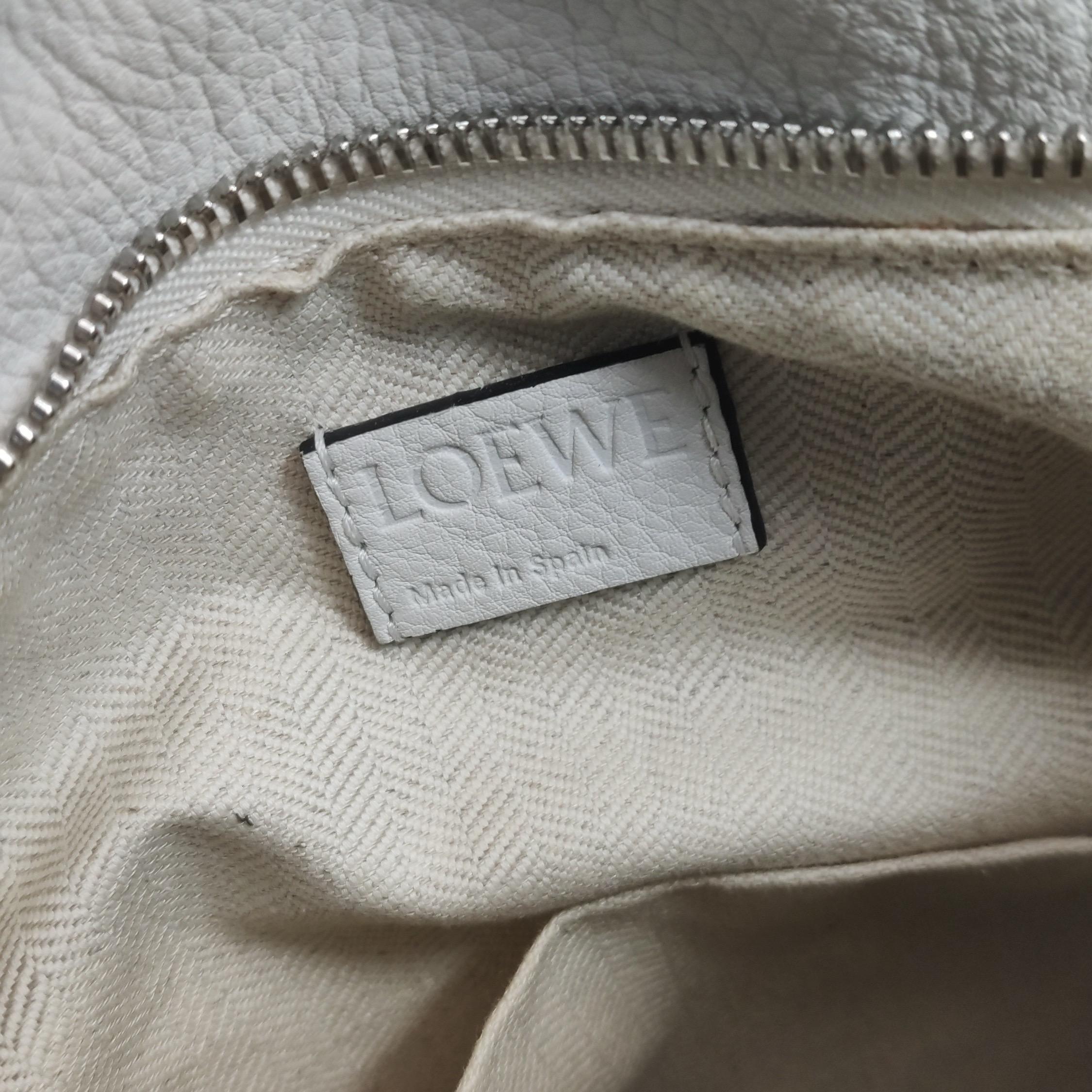 Loewe Puzzle Petit sac à bandoulière en cuir tressé blanc en vente 11