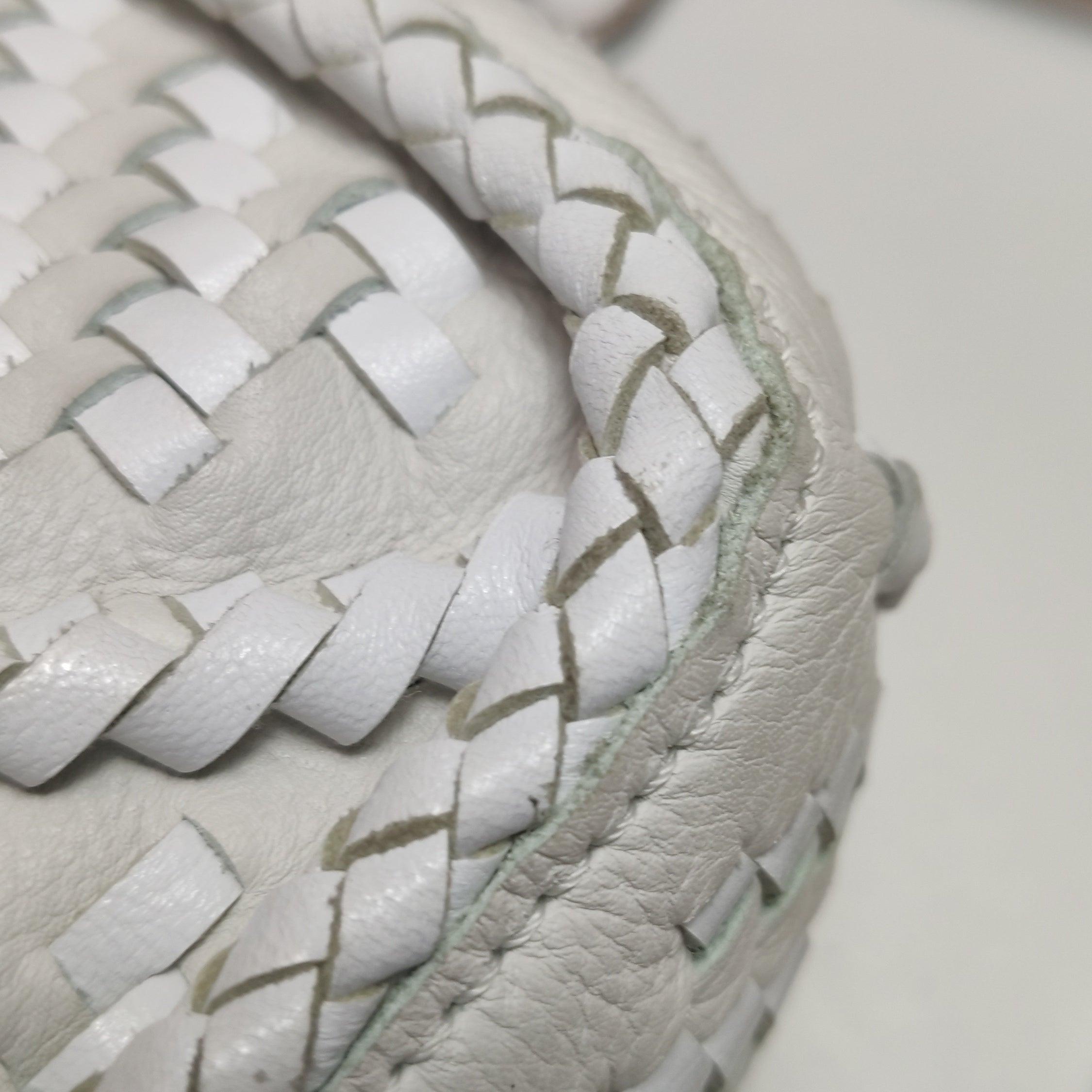 Loewe Puzzle Petit sac à bandoulière en cuir tressé blanc en vente 12